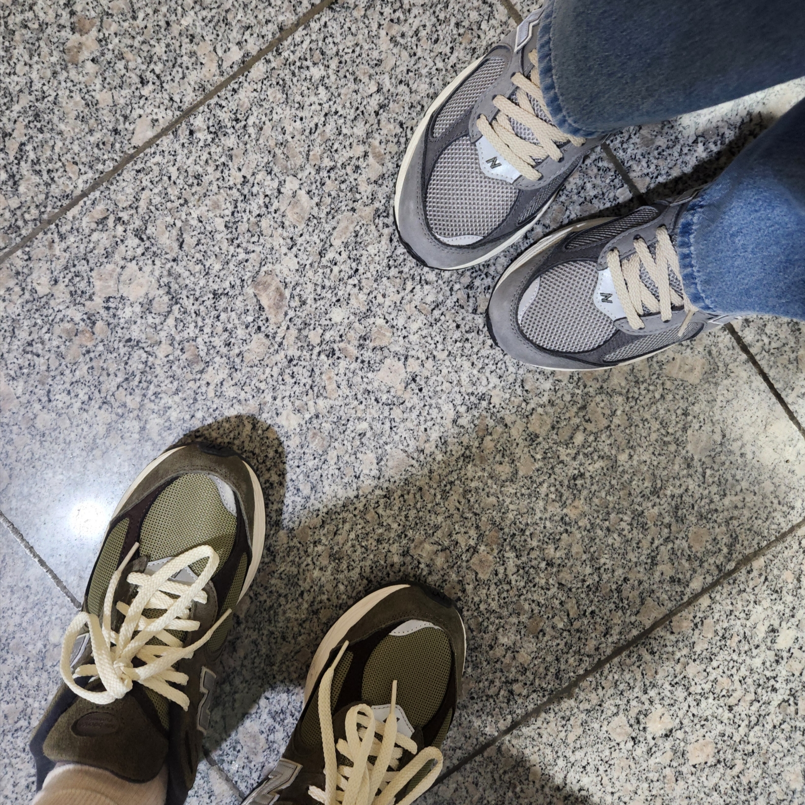New Balance 2002R Special Vintage Khaki, New Balance 2002R Premium Vintage Grey 착용 스타일
