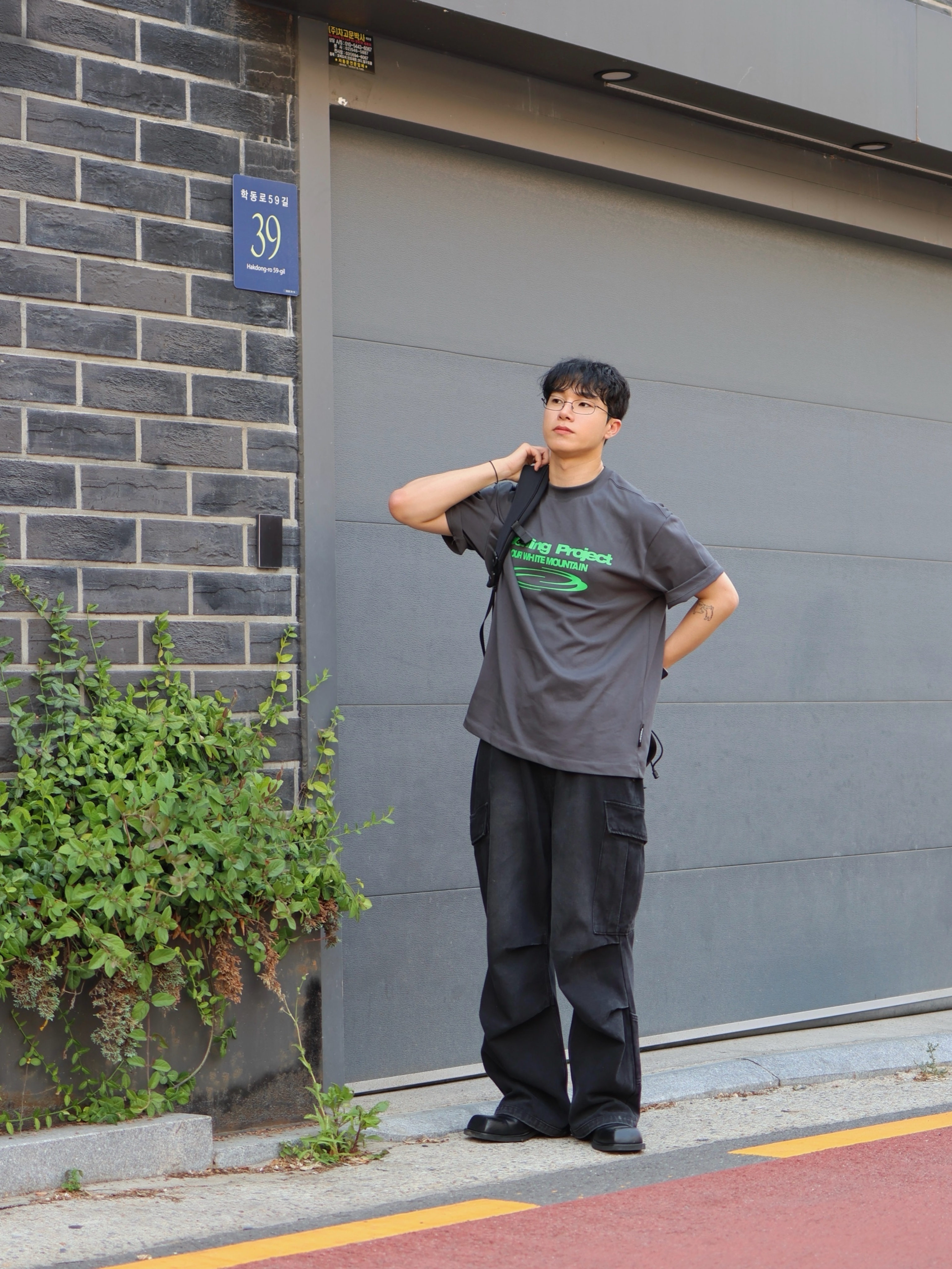 Opening Project Identity T-Shirts Charcoal 착용 스타일 - 7