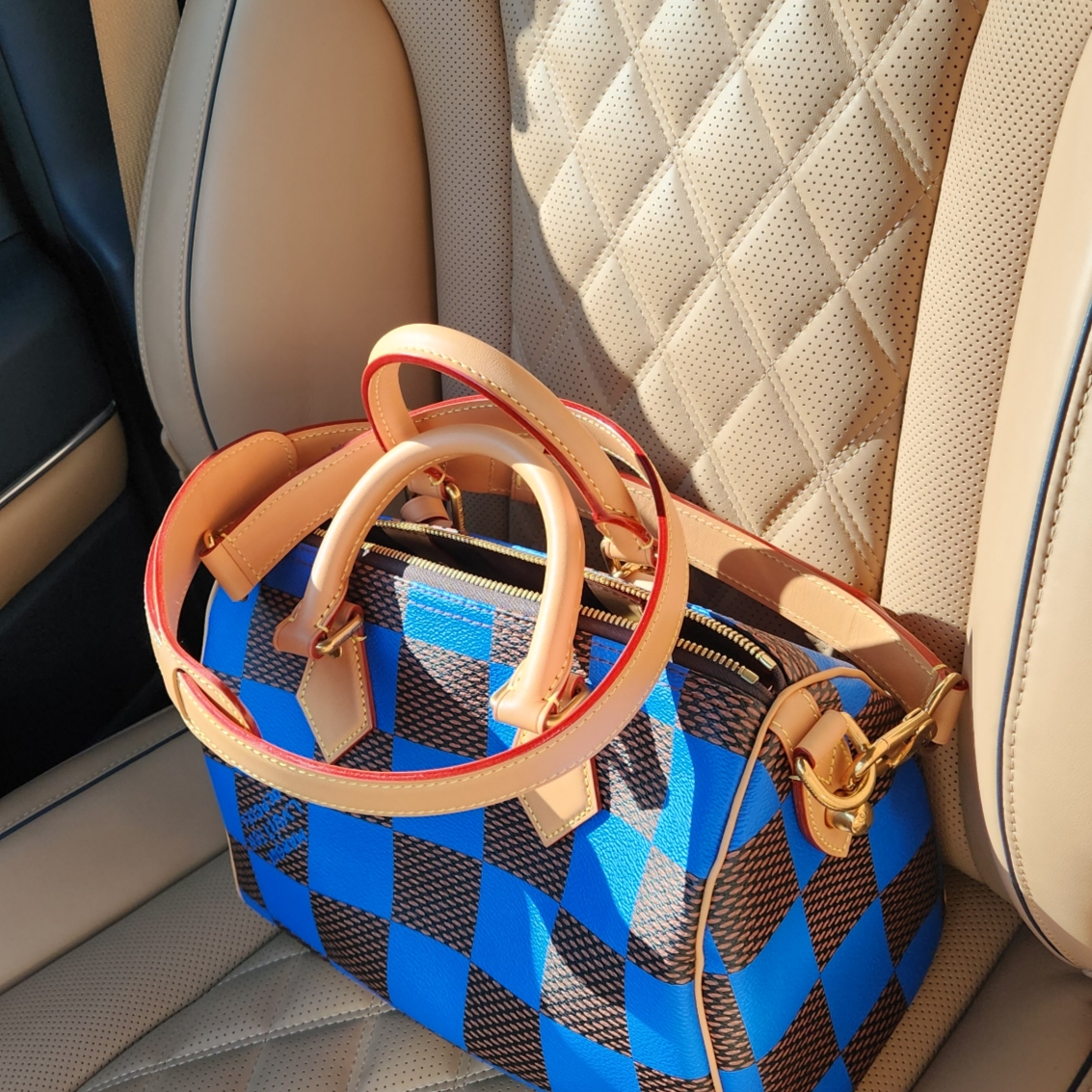 Bottega Veneta Puddle Sandals Fondant, Louis Vuitton Speedy 25 Bandouliere Damier Pop Blue 착용 스타일 - 2