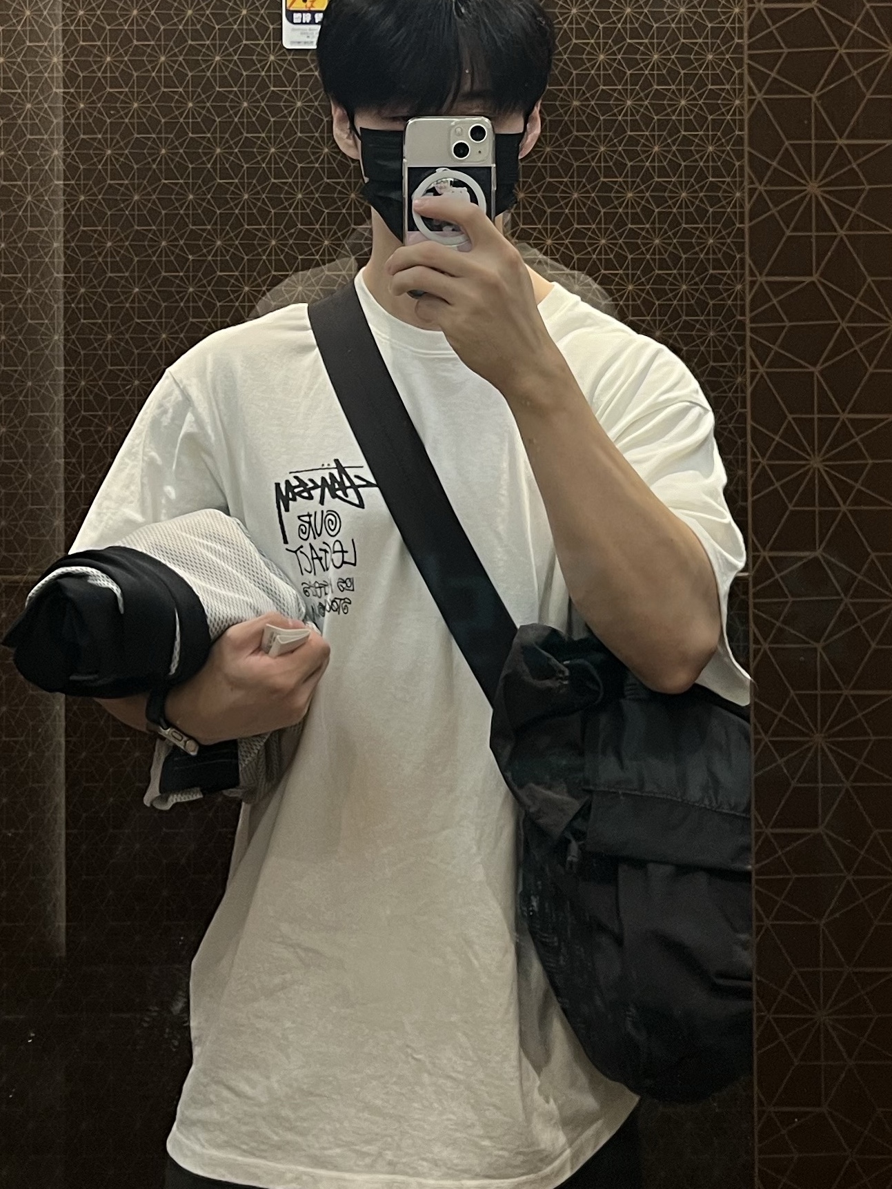 Stussy x Our Legacy Surfman Pig. Dyed T-Shirt Natural - 21FW, Uniqlo U Drawstring Shoulder Bag Black 착용 스타일