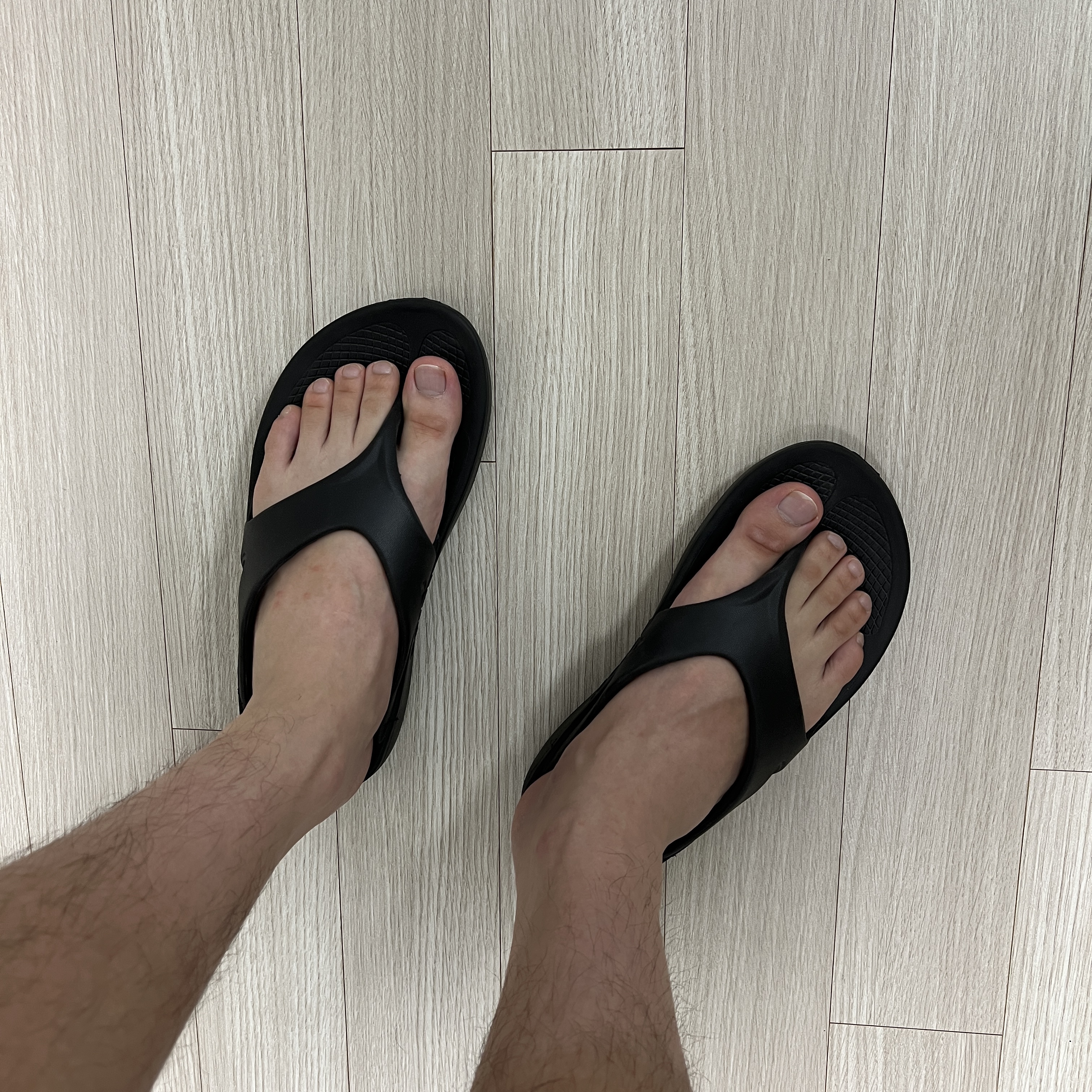 Oofos OOriginal Black 착용 스타일
