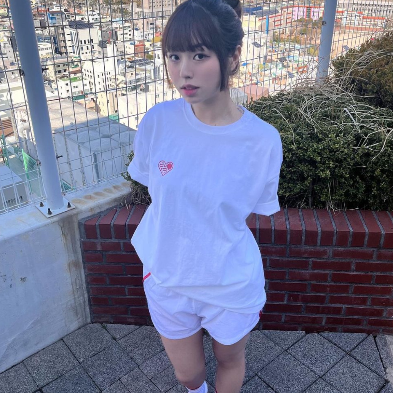 Menasoo Running Track Nylon Shorts White, Menasoo Running Track Nylon Shorts Red 착용 스타일