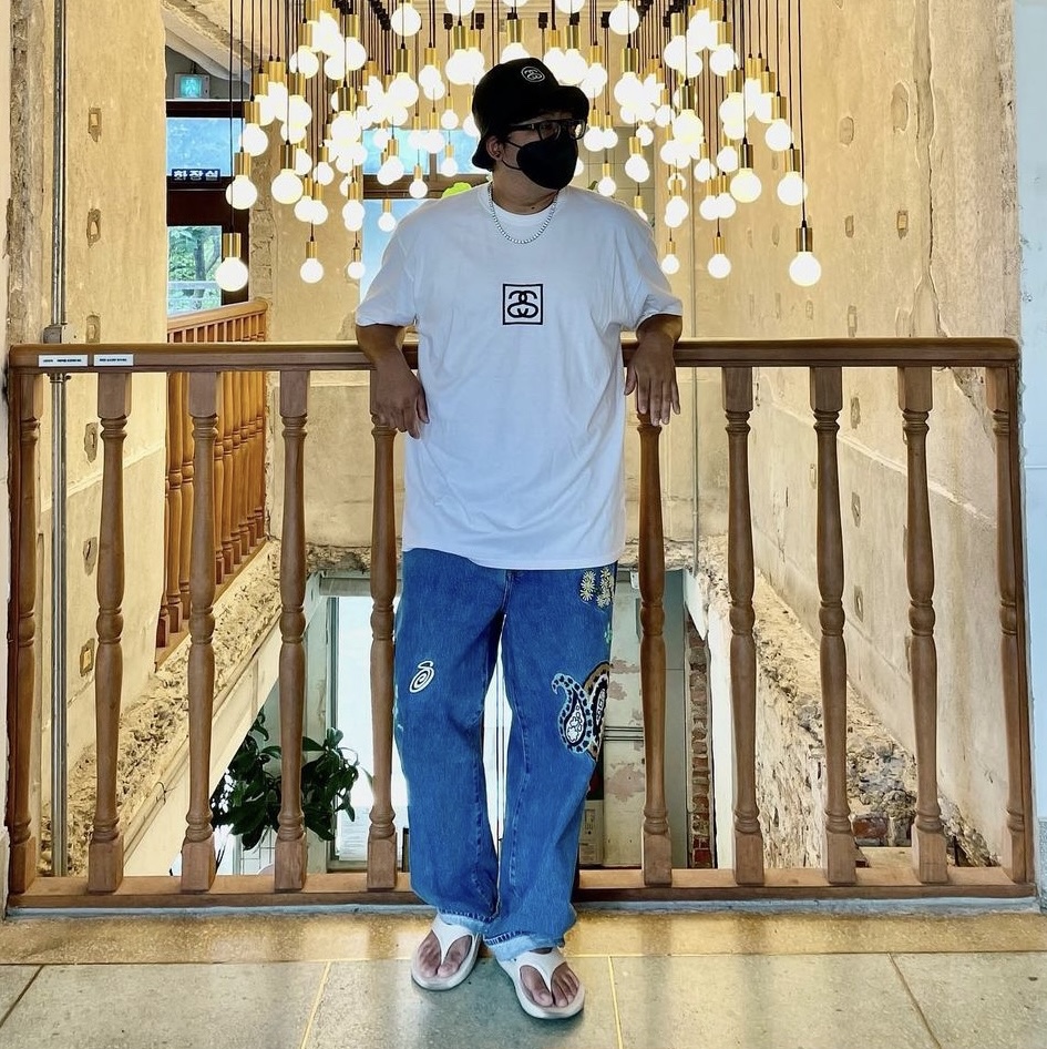 Stussy Deep Bucket Hat SS Link Black, Stussy Squared T-Shirt White 착용 스타일
