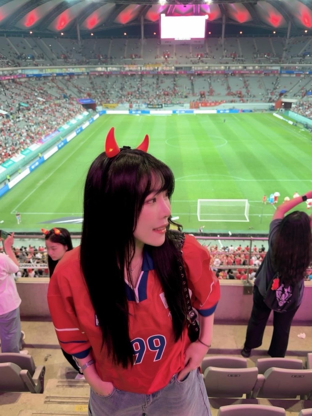 Over The Pitch x Red Devil 1999 Jersey Red, Over The Pitch x Red Devil 1999 Jersey Blue 착용 스타일