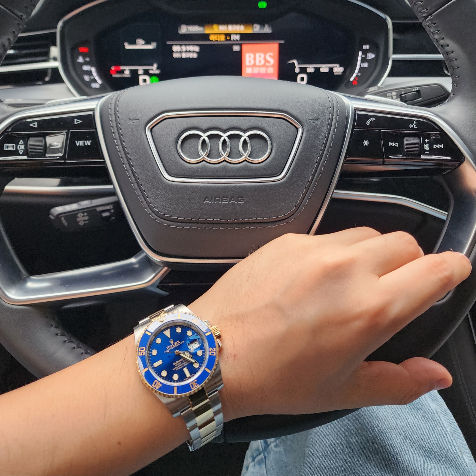 Rolex Submariner Date 40mm 116613LB Royal Blue Oyster 착용 스타일