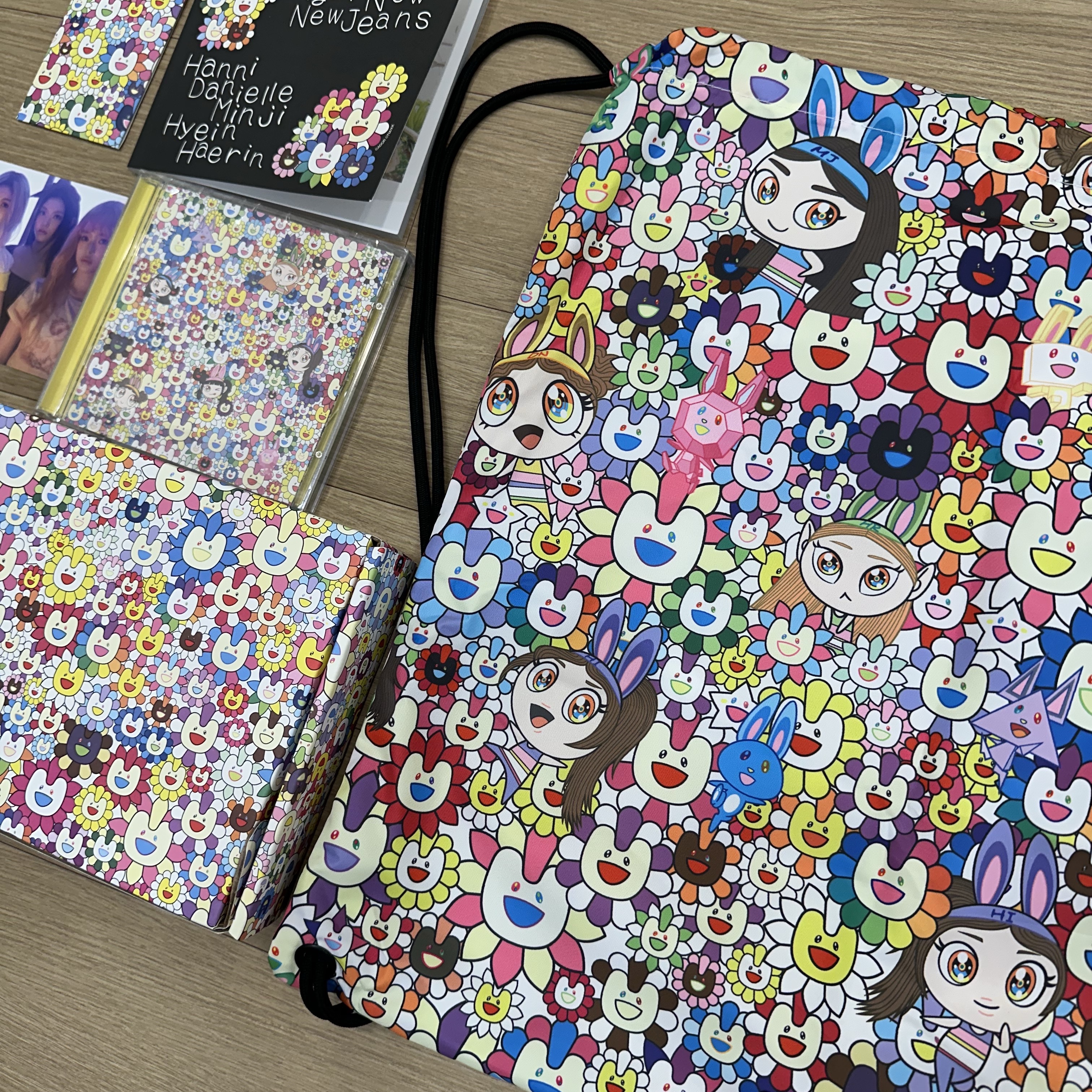 NewJeans Supernatural NJ x Murakami Drawstring Bag Ver. 착용 스타일