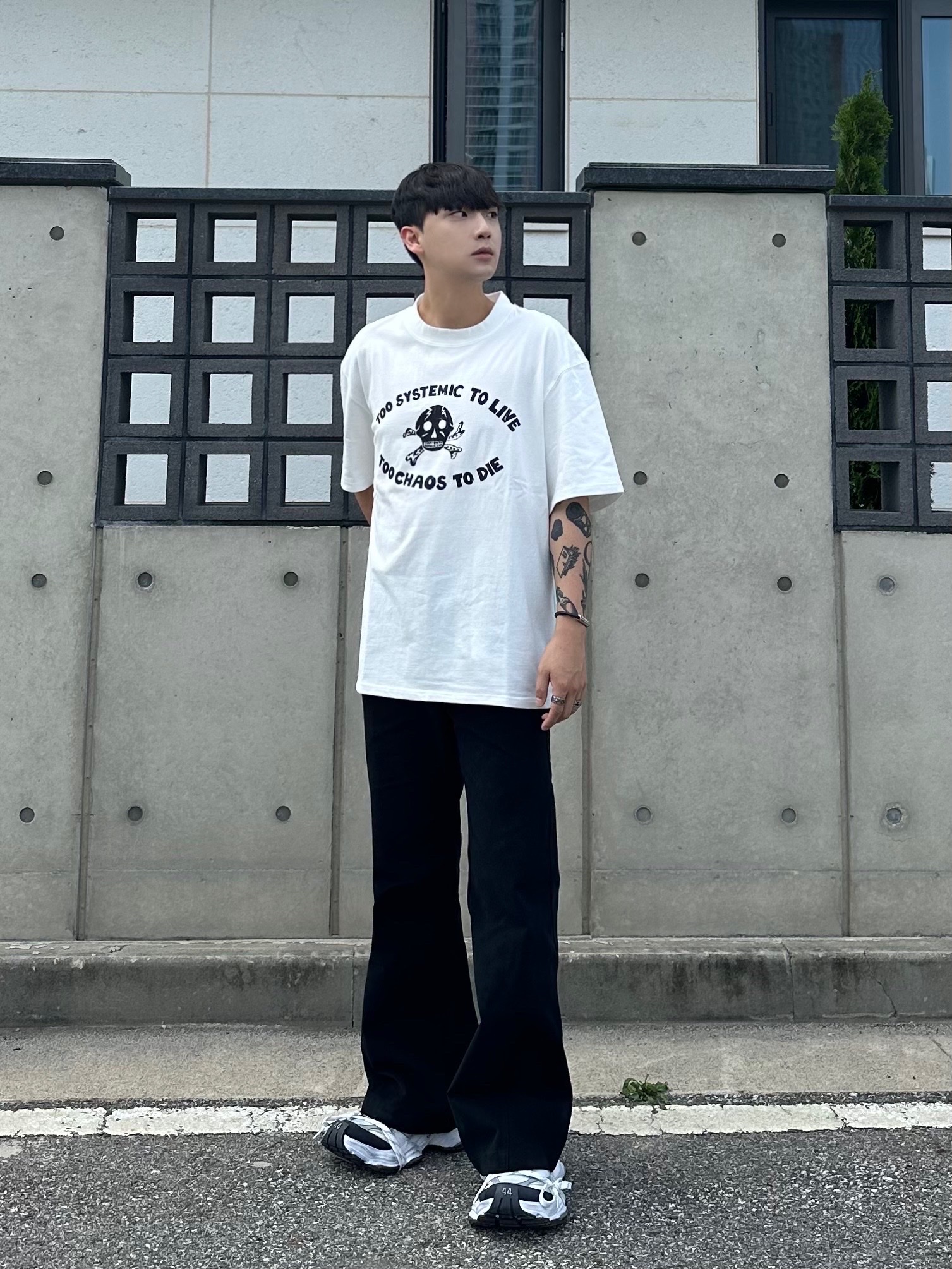 Balenciaga Cargo Sneakers White Grey 착용 스타일 - 2