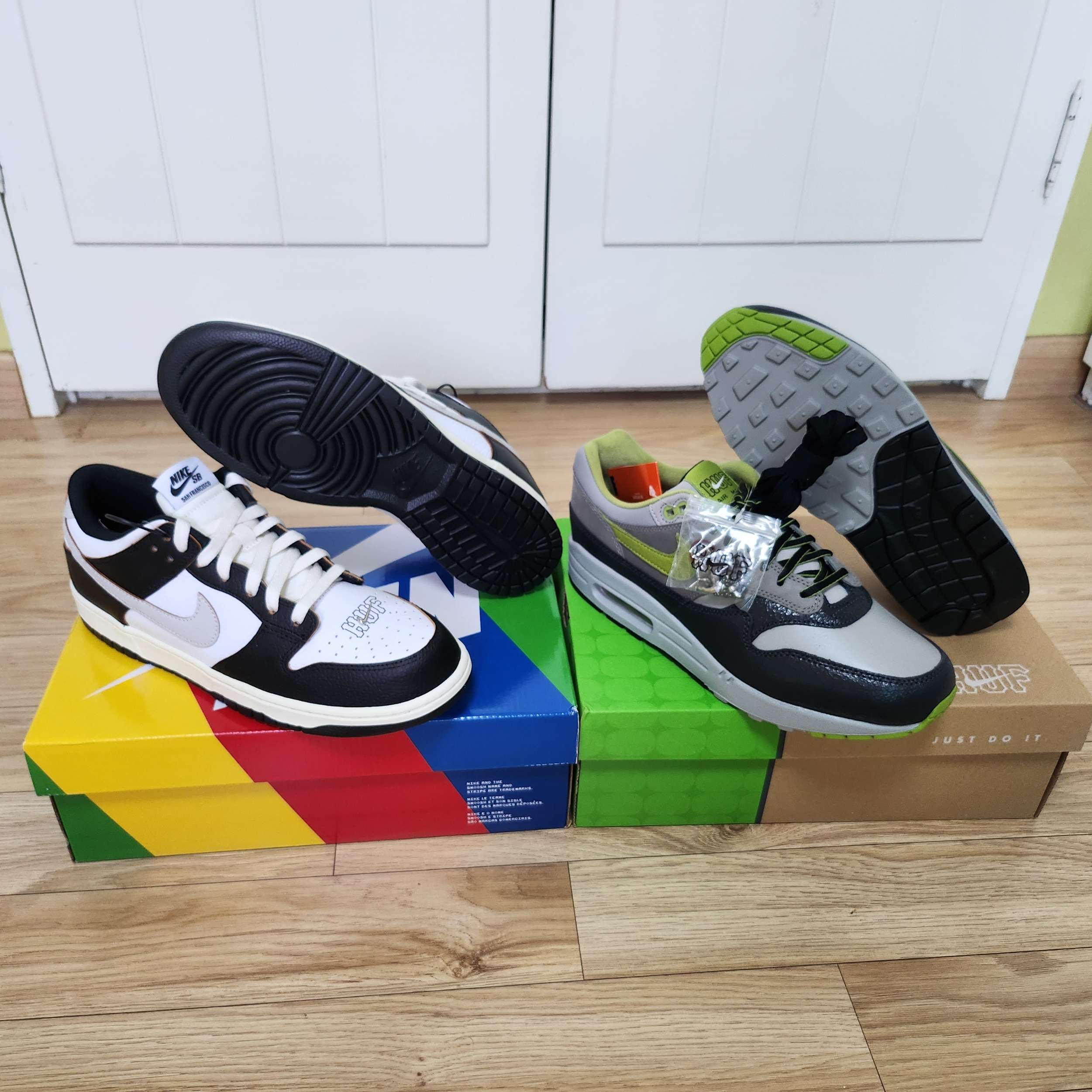 Nike x HUF SB Dunk Low San Francisco, Nike x HUF Air Max 1 SP Anthracite and Medium Grey 착용 스타일 - 1