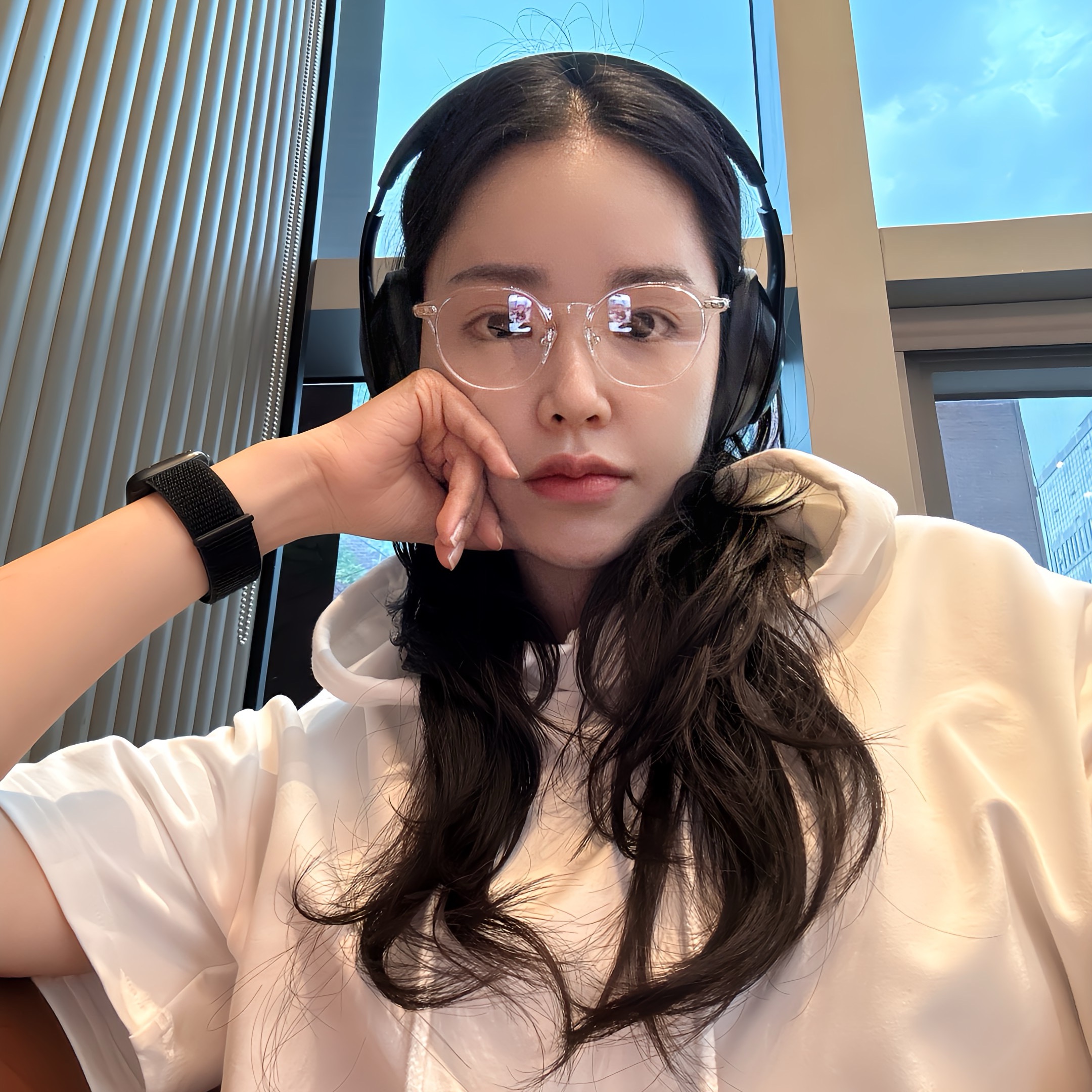 Beats Studio Pro Wireless Over Ear Headphone Black (Korean Ver.), Matin Kim Cargo Sporty Tote Bag Khaki 착용 스타일 - 5