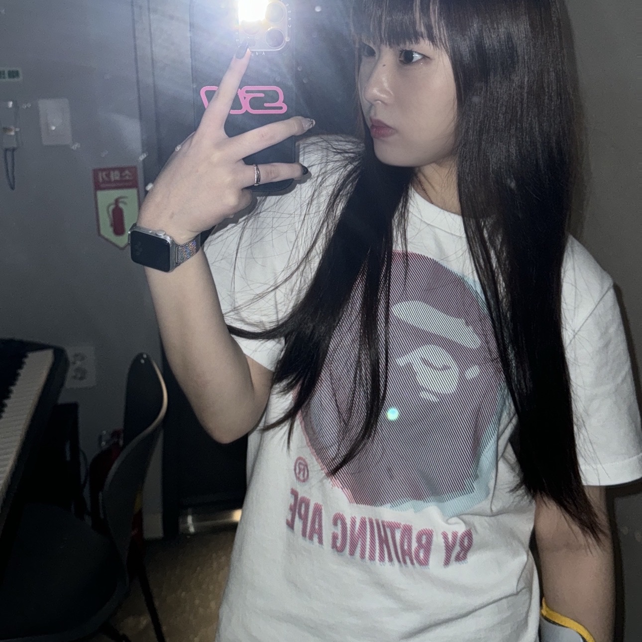 BAPE Glitch Art College T-Shirt White, Apple Watch SE 2023 40mm GPS Silver Aluminium Case with Sport Band S/M Storm Blue (Korean Ver.) 착용 스타일
