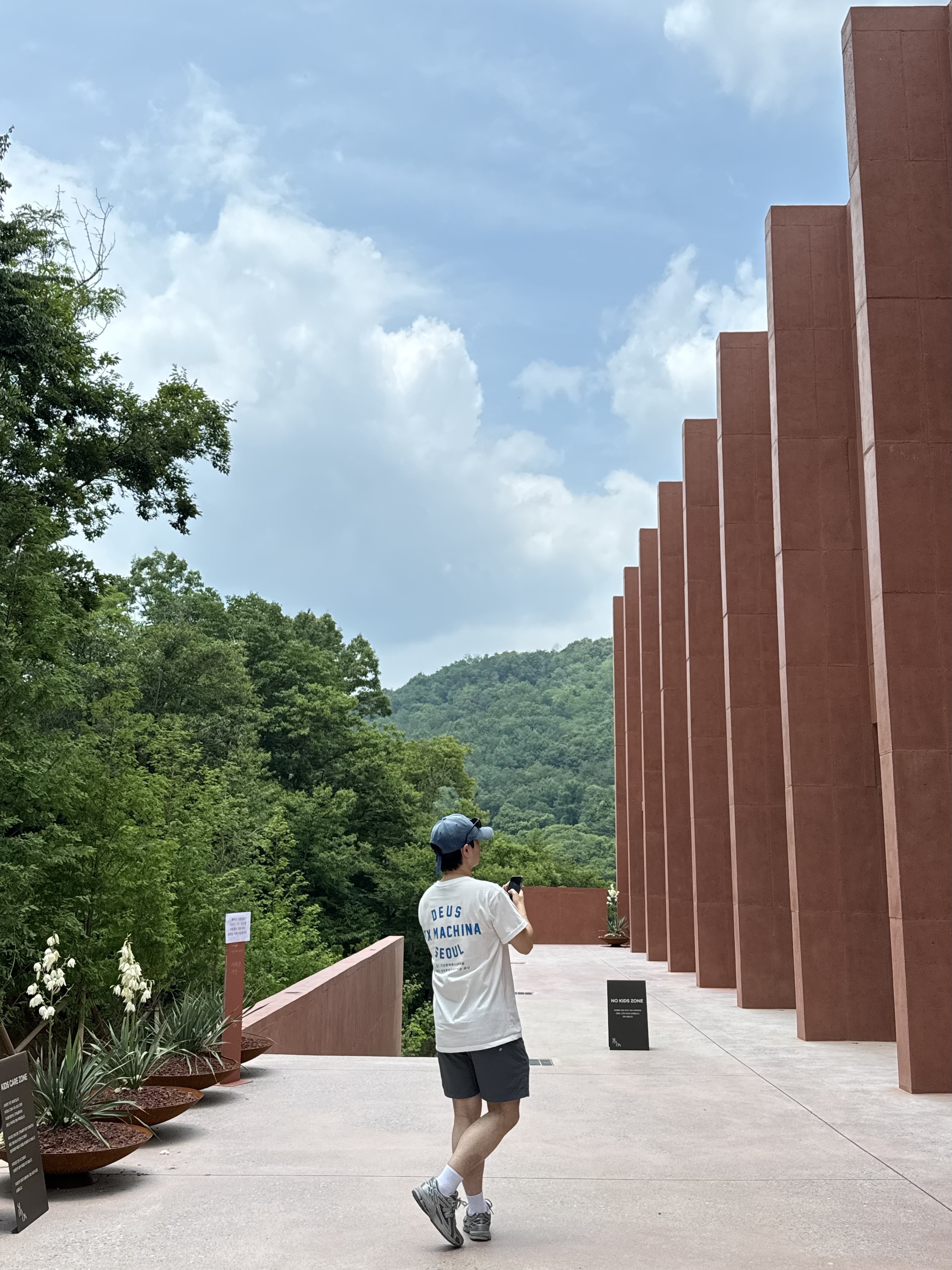 Deus Ex Machina Seongsu College T-Shirt White Midnight Blue, New Balance 1906R Harbor Grey Silver Metalic 착용 스타일