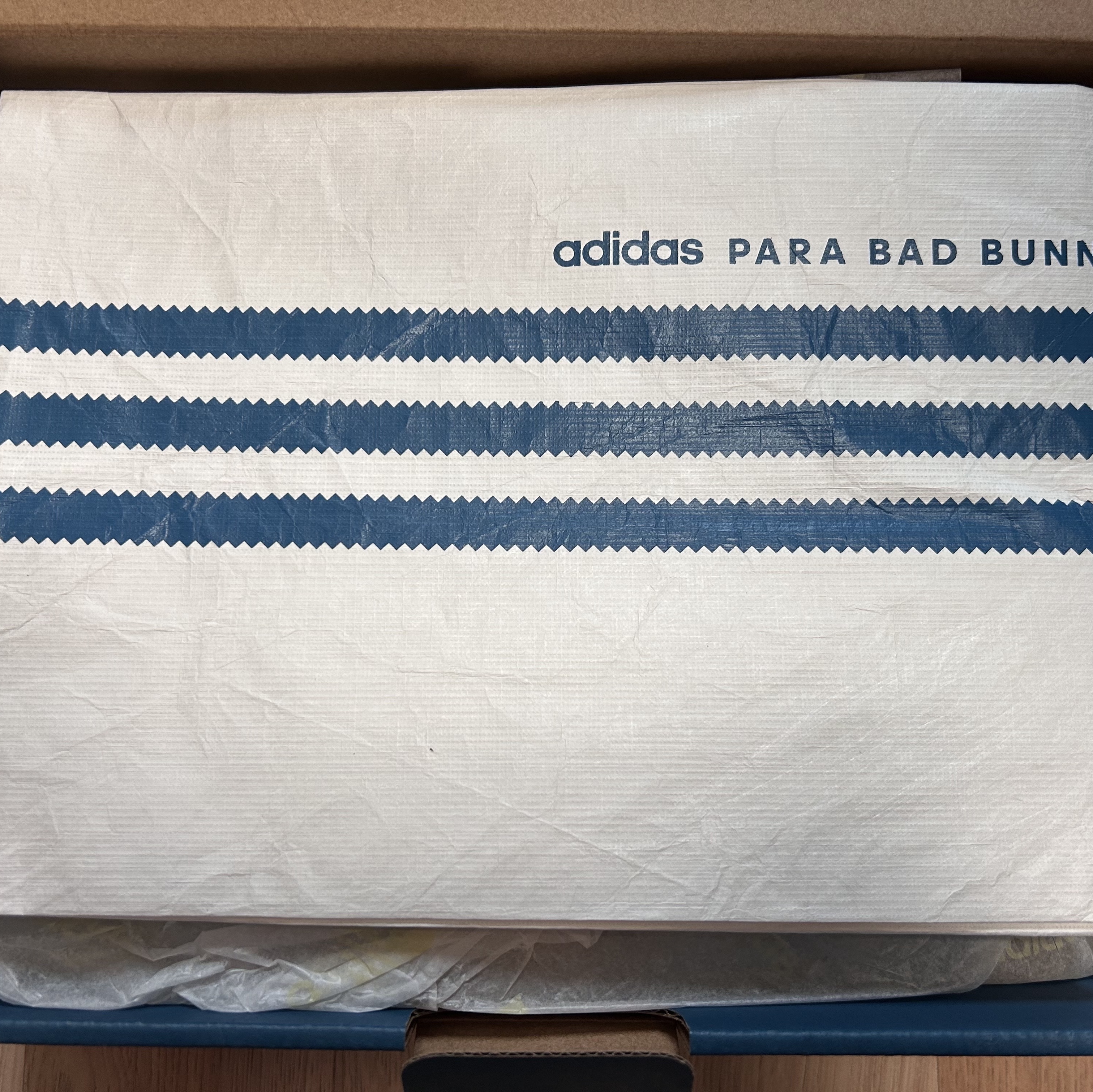 Adidas x Bad Bunny Gazelle Indoor Supplier Color Core White 착용 스타일 - 5