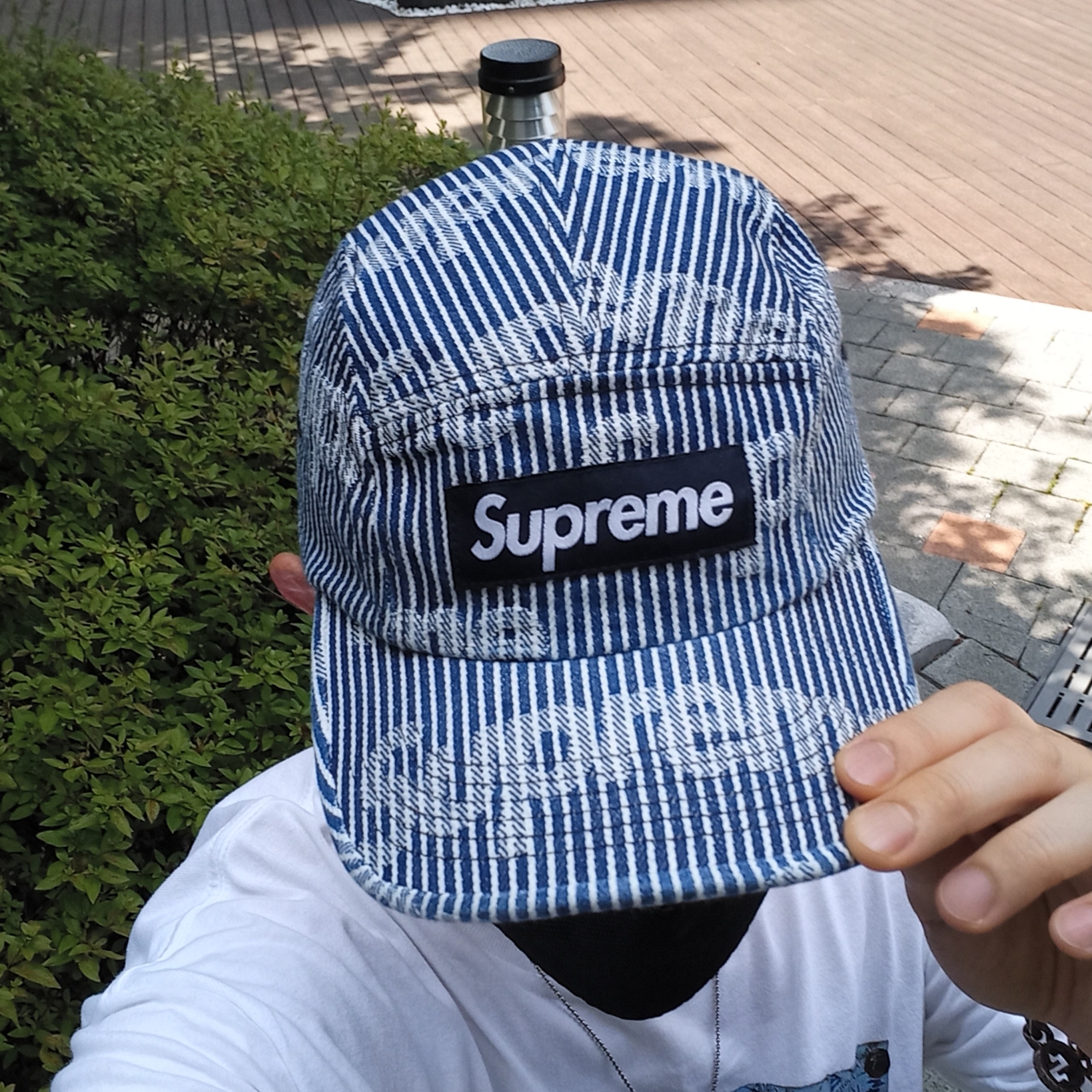 Supreme First T-Shirt White - 24SS, Supreme Denim Camp Cap Stripe - 24SS 착용 스타일 - 3