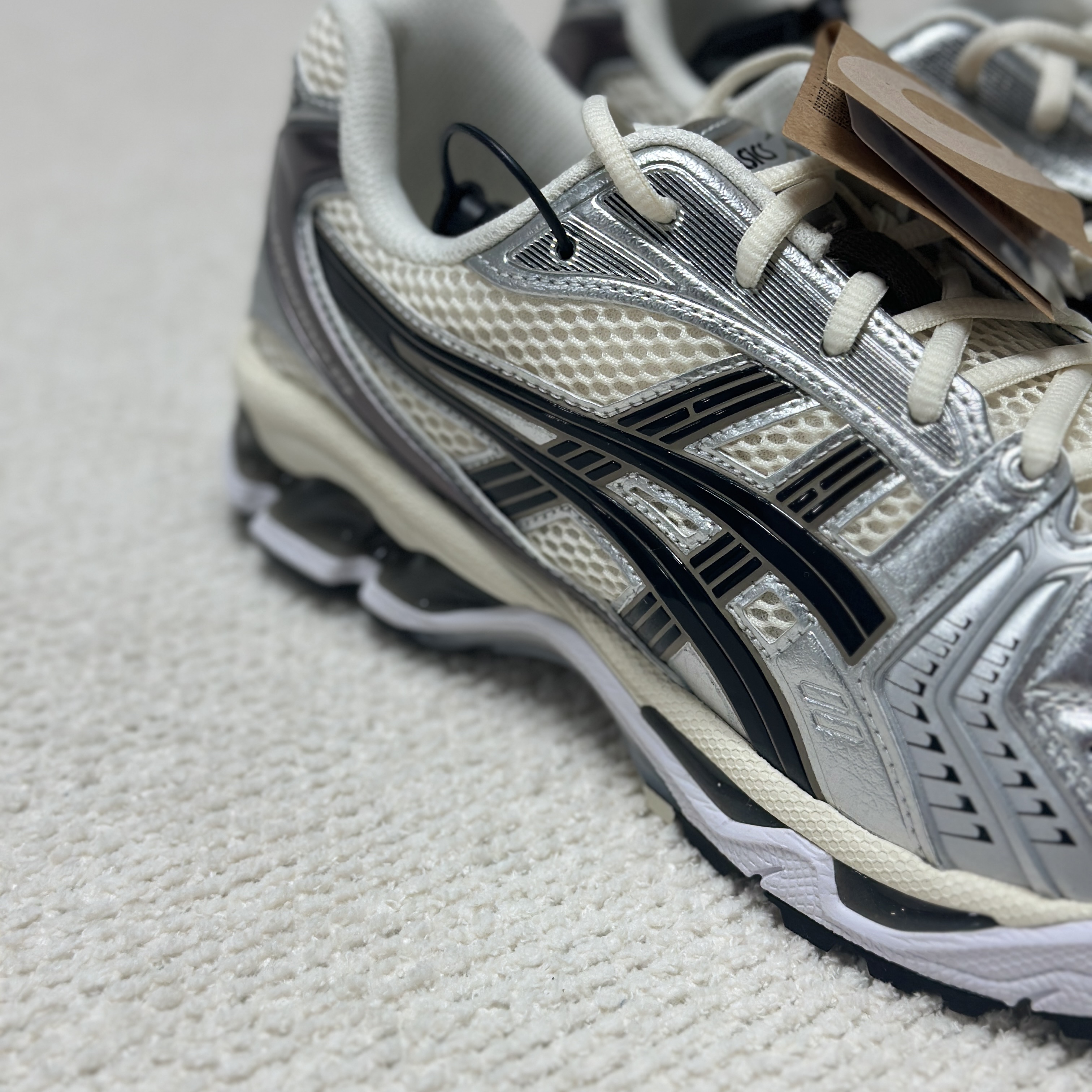 Asics Gel-Kayano 14 Cream Black 착용 스타일