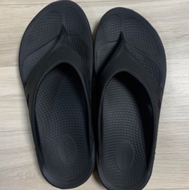 Oofos OOriginal Black 착용 스타일