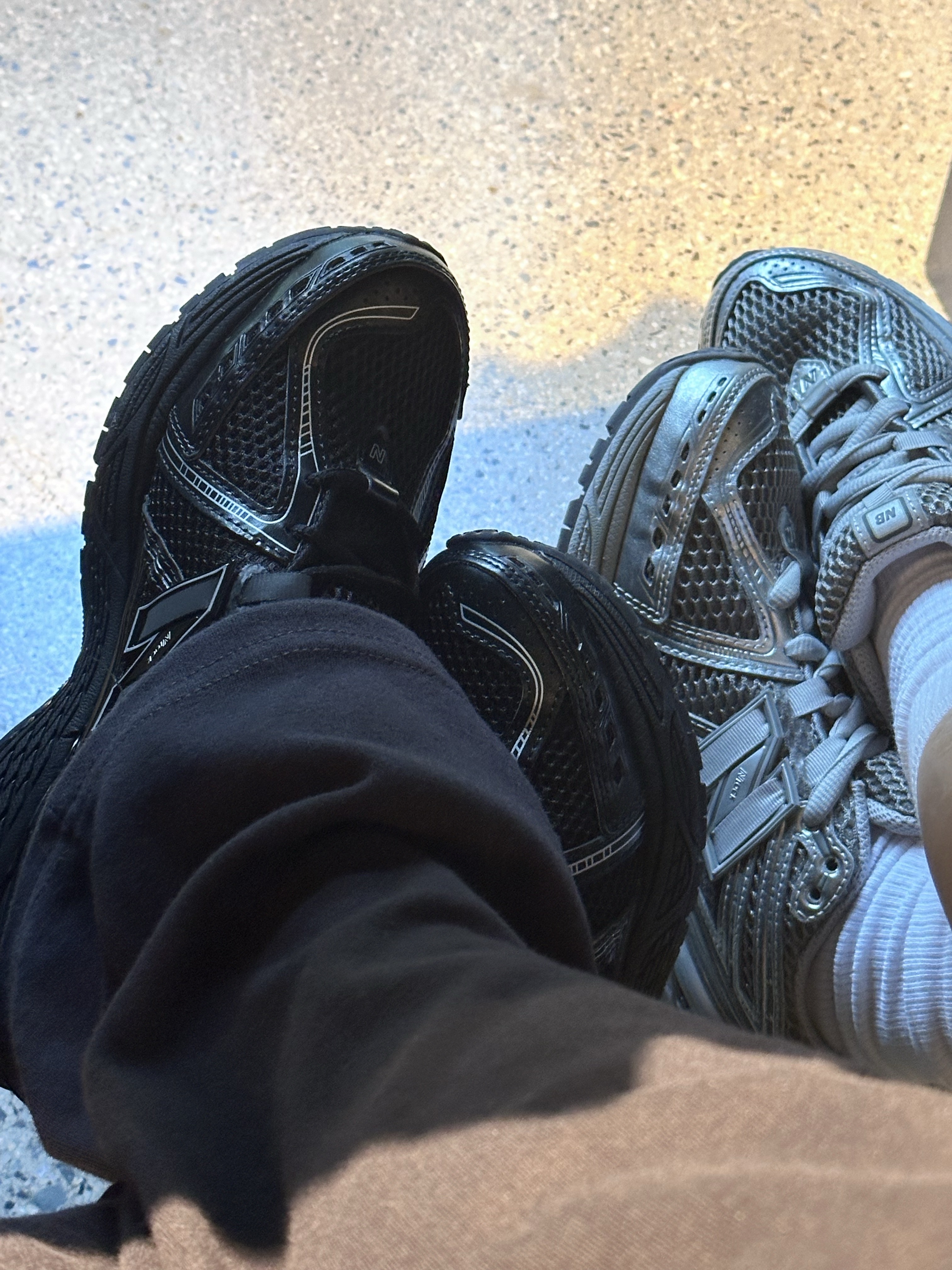 New Balance 1906R Black Silver Metallic, Balenciaga Le Cagole Small Sling Bag Black 착용 스타일 - 4