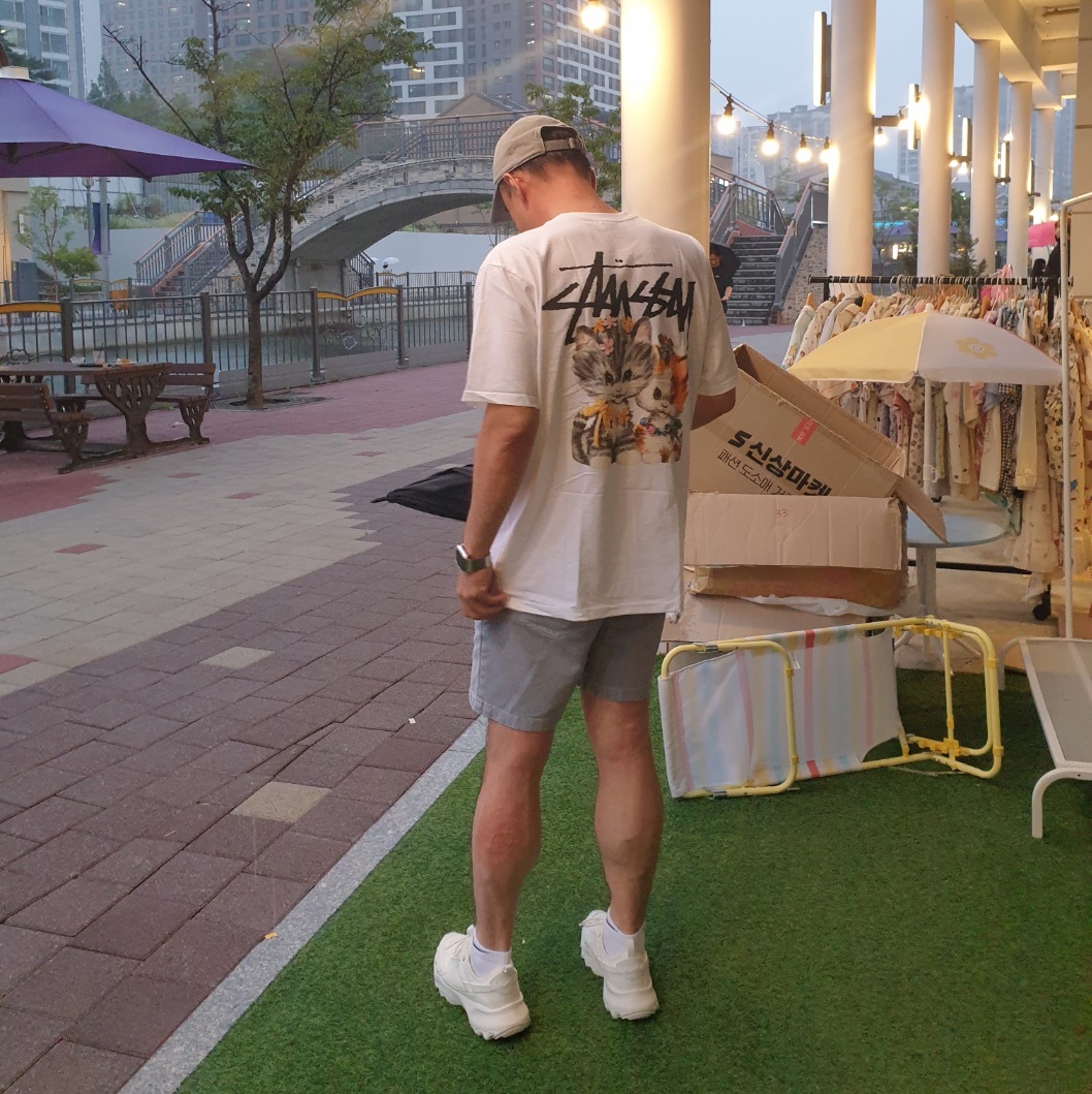 Stussy Kittens T-Shirt White 착용 스타일