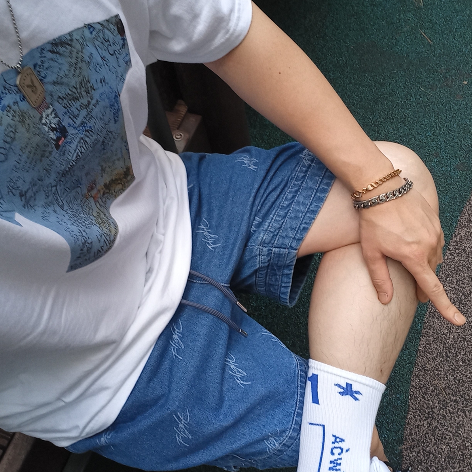 Supreme First T-Shirt White - 24SS, Supreme Denim Camp Cap Stripe - 24SS 착용 스타일 - 4