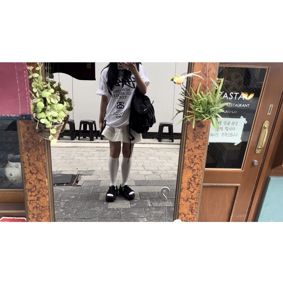 Stussy World Tour T-Shirt White 2023 착용 스타일 - 2