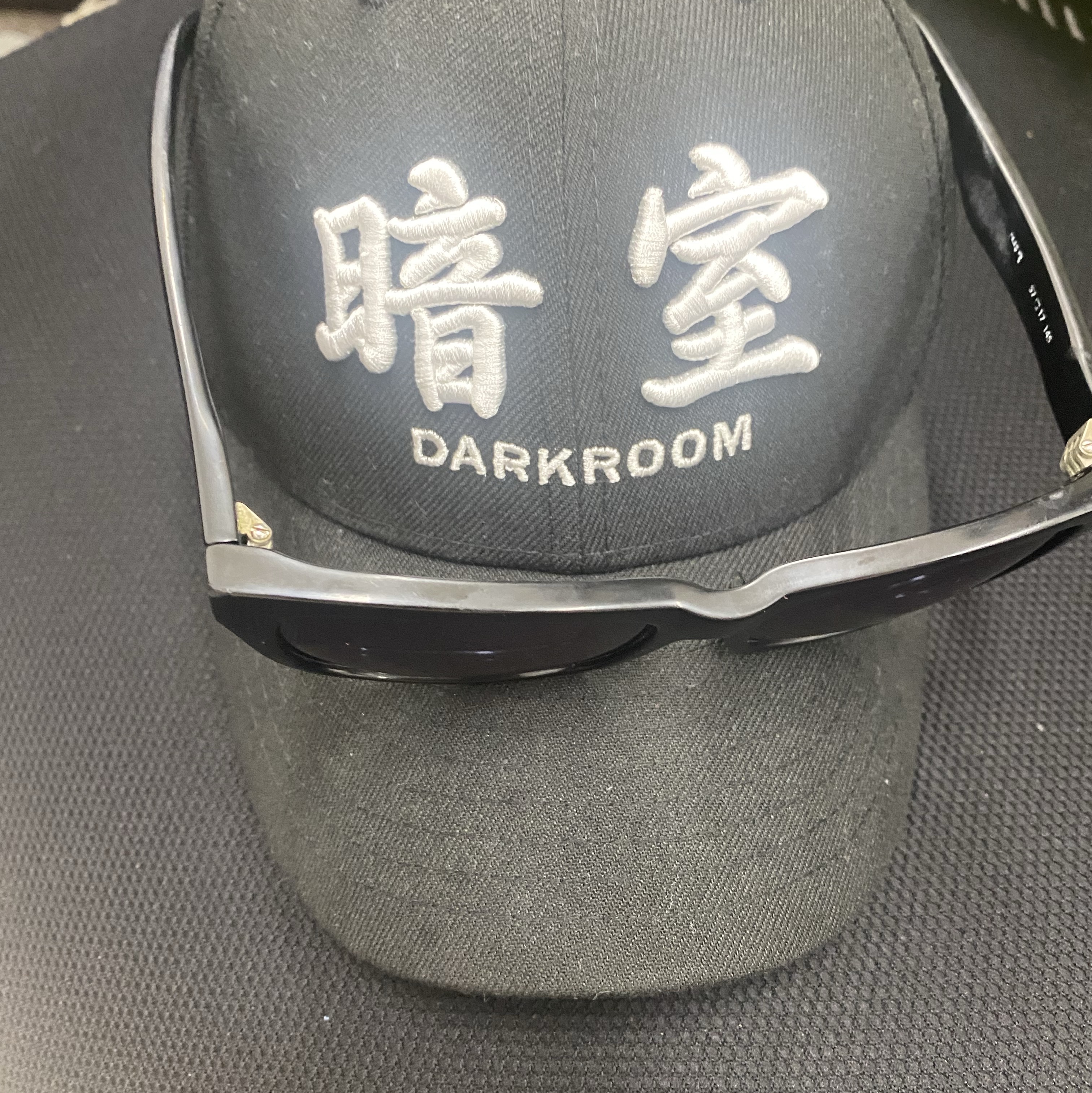 Darkr8m Studio x New Era Fitted Cap Black 착용 스타일