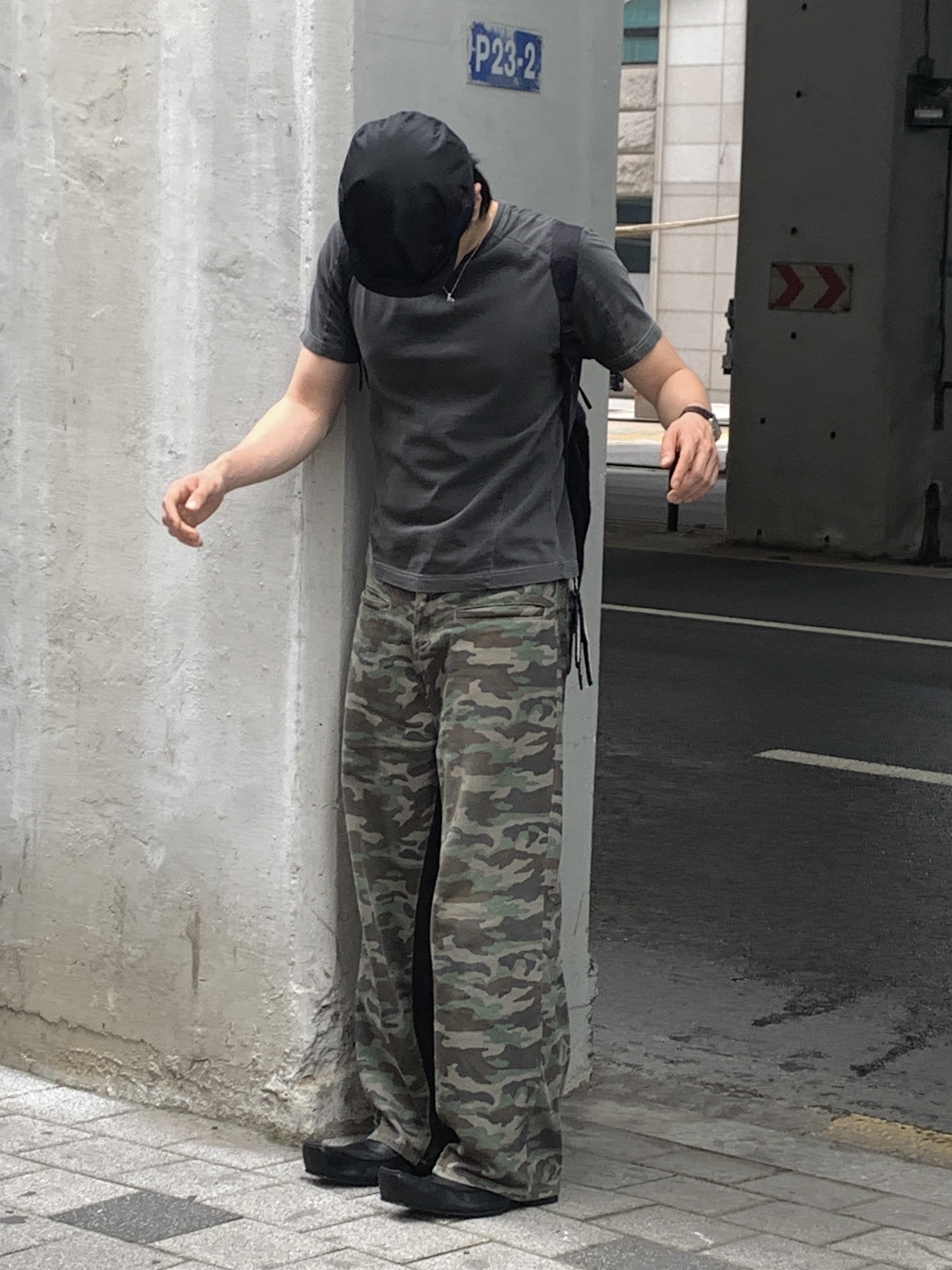 Prada Re-Nylon Hat Black, Balenciaga Romeo Mule Black 착용 스타일 - 3