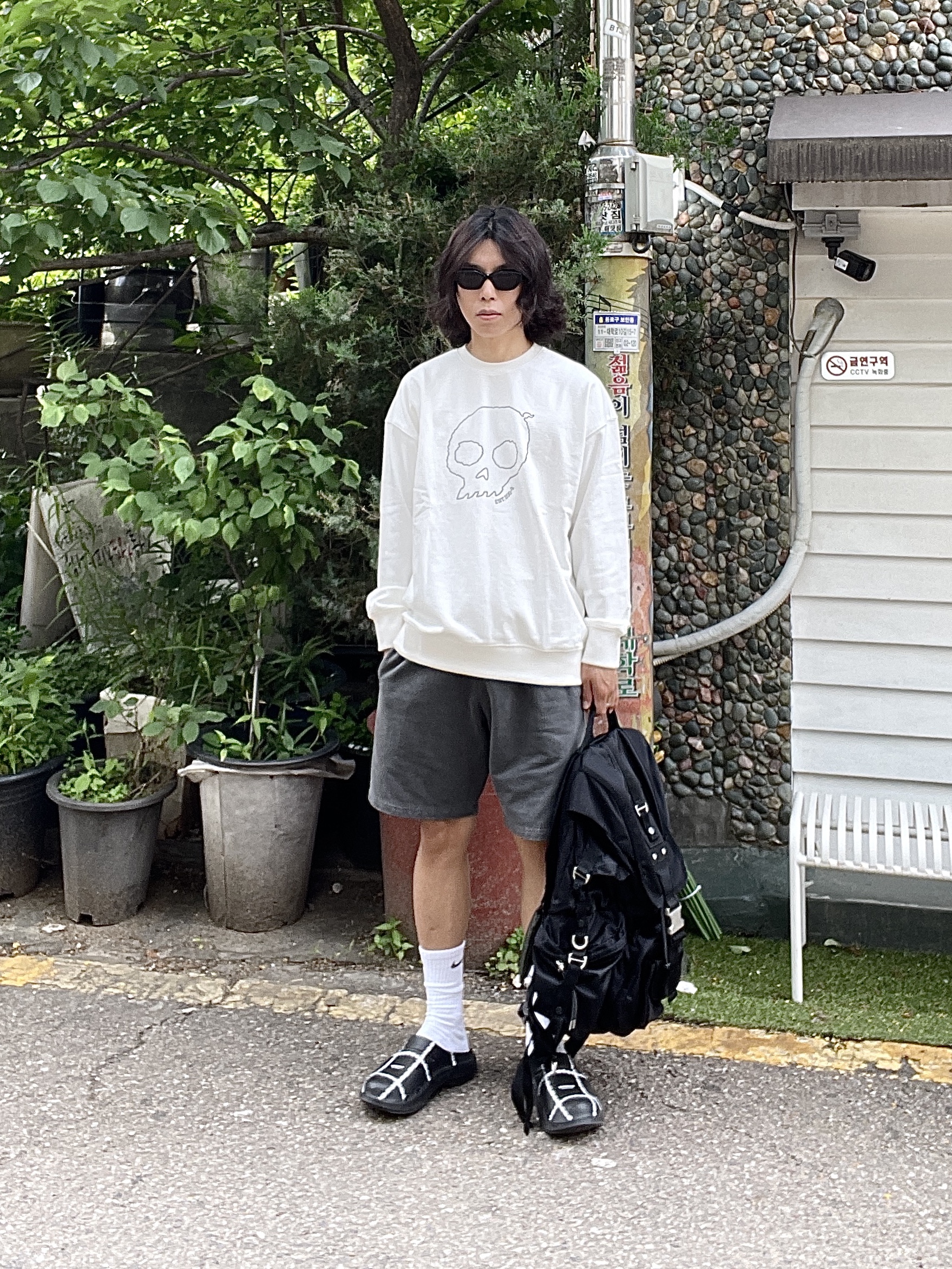 Oofos x Undercover Clog Black 착용 스타일 - 3