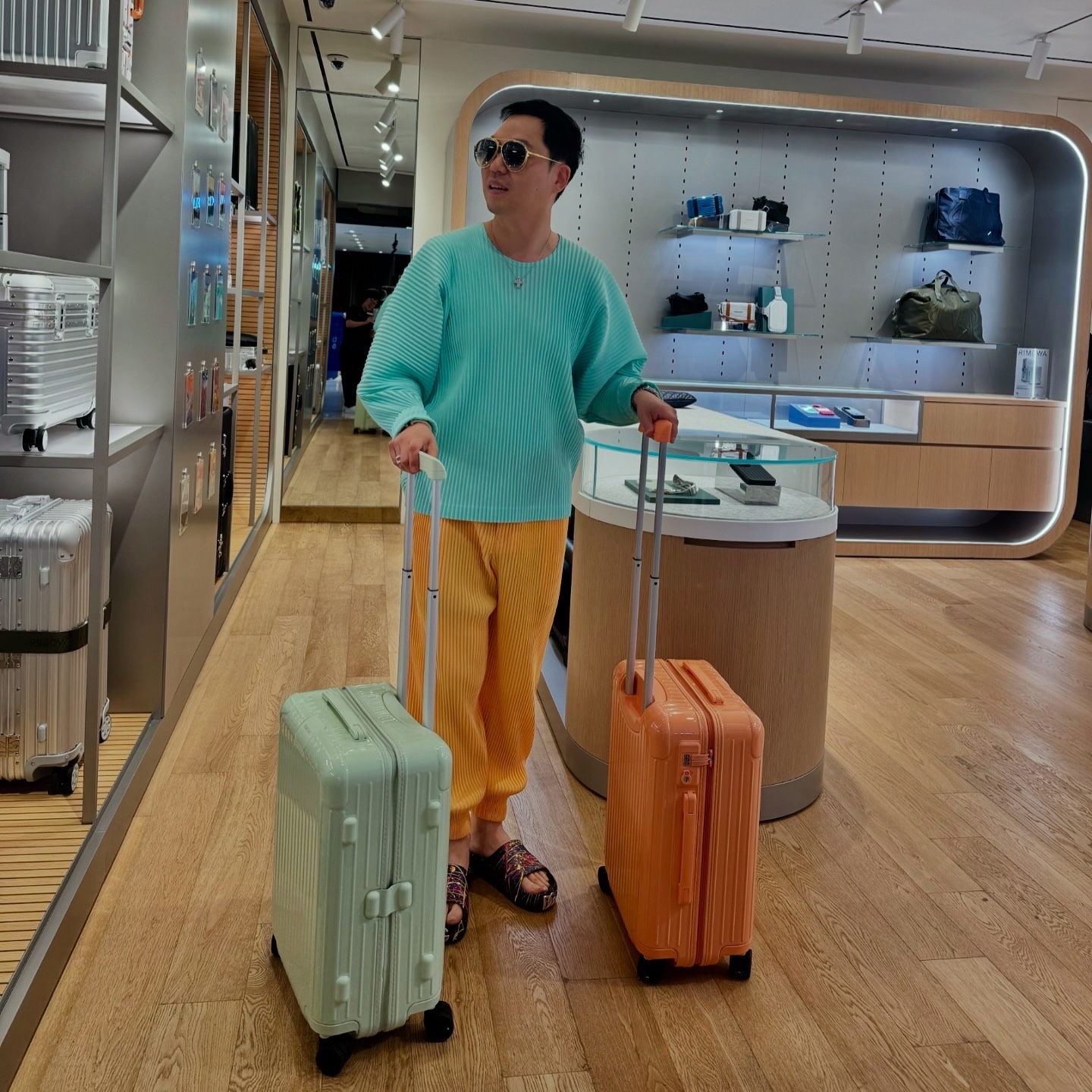 Rimowa Essential Cabin Polycarbonate Suitcase Papaya Gloss, Rimowa Essential Cabin Polycarbonate Suitcase Mint Gloss 착용 스타일 - 3