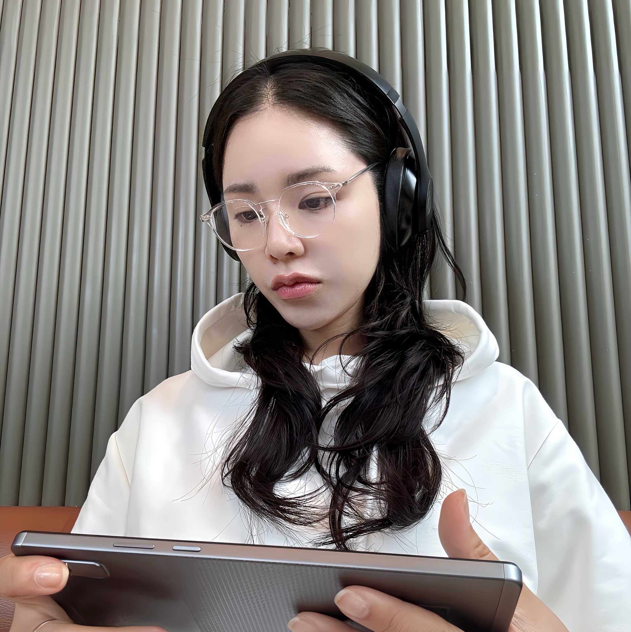 Beats Studio Pro Wireless Over Ear Headphone Black (Korean Ver.), Matin Kim Cargo Sporty Tote Bag Khaki 착용 스타일 - 6