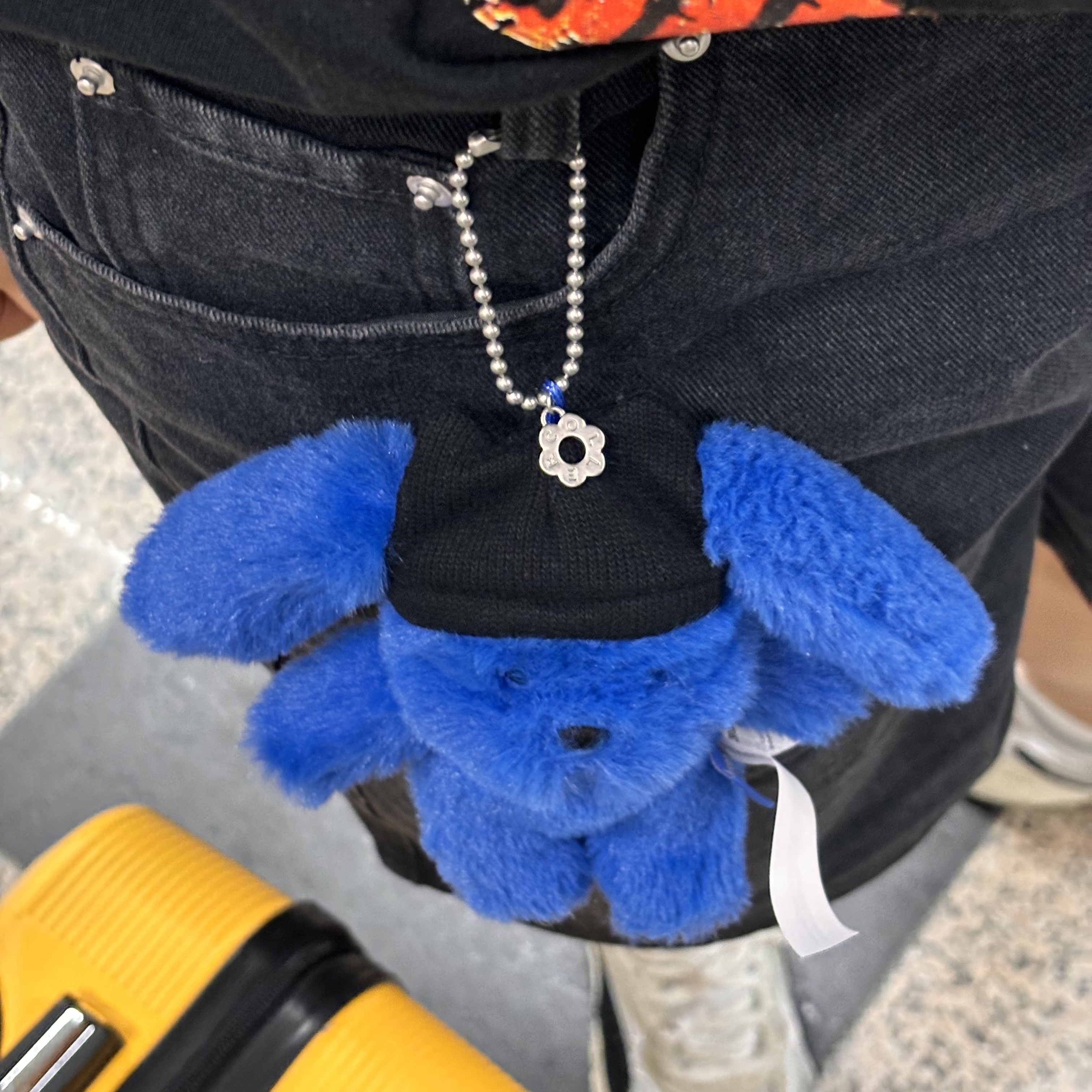 NewJeans x Coller Furry Bunny Plush Keyring Tide Blue 착용 스타일