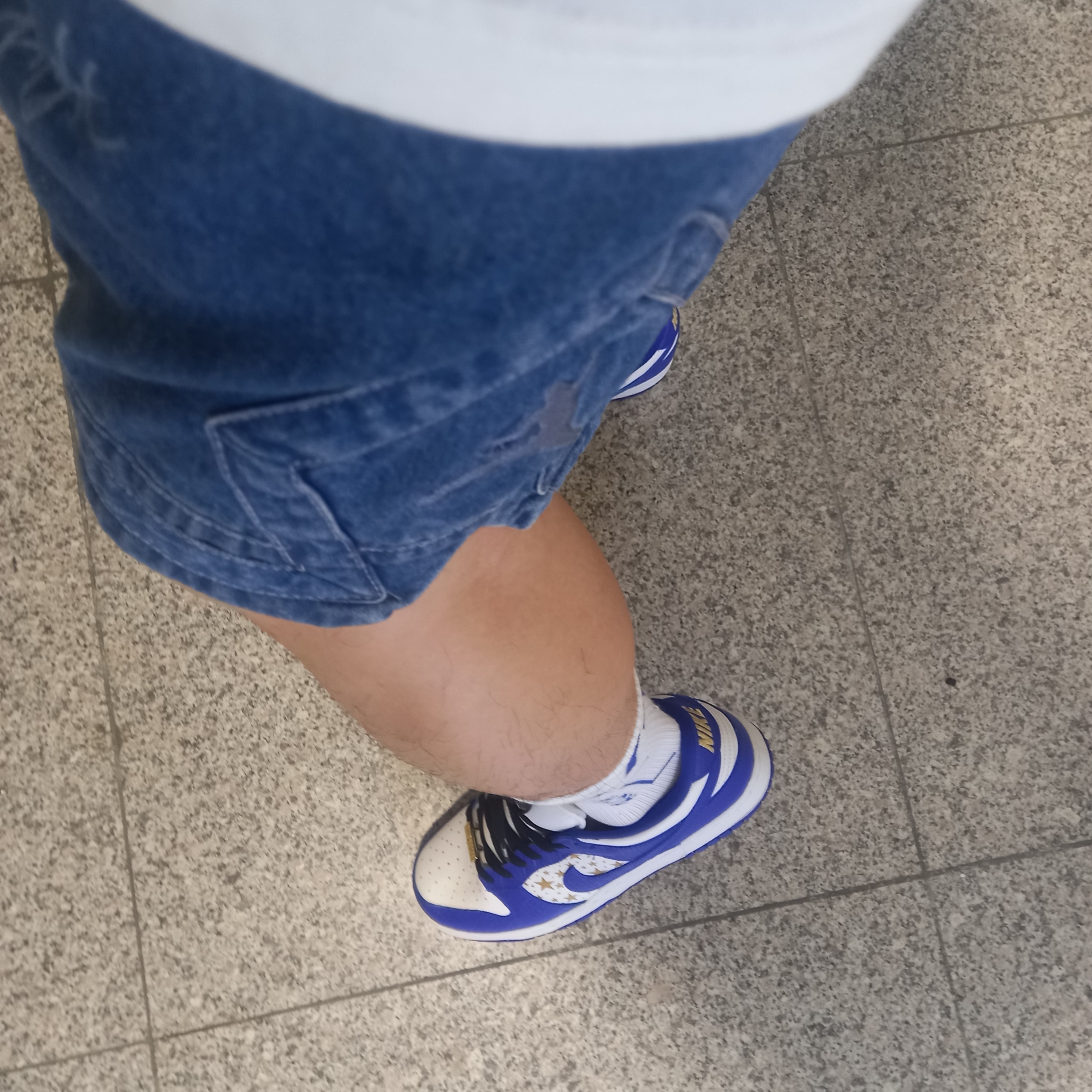 Nike x Supreme SB Dunk Low Hyper Blue 착용 스타일 - 3