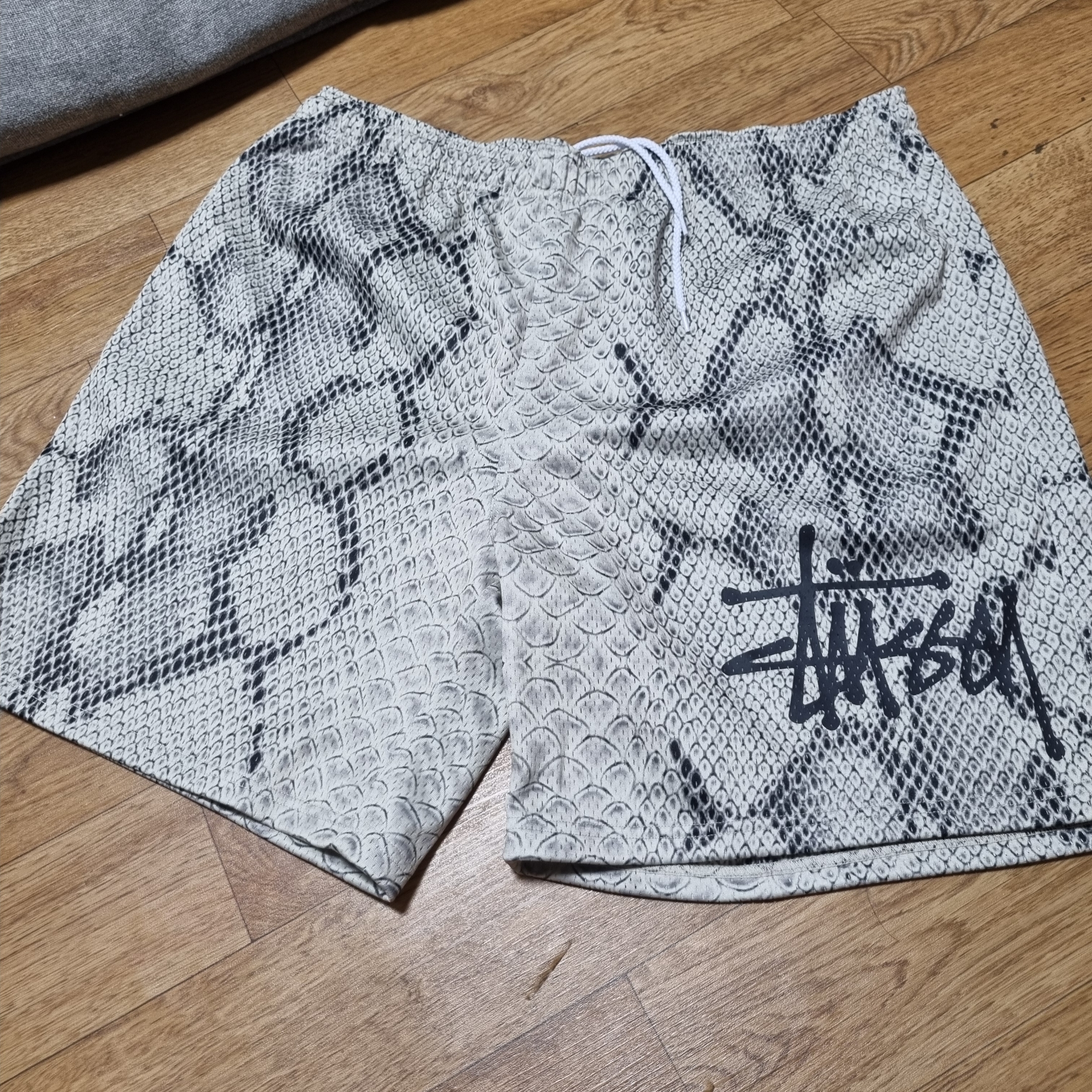 Stussy Mesh Basic Snake Short Bone 착용 스타일 - 1