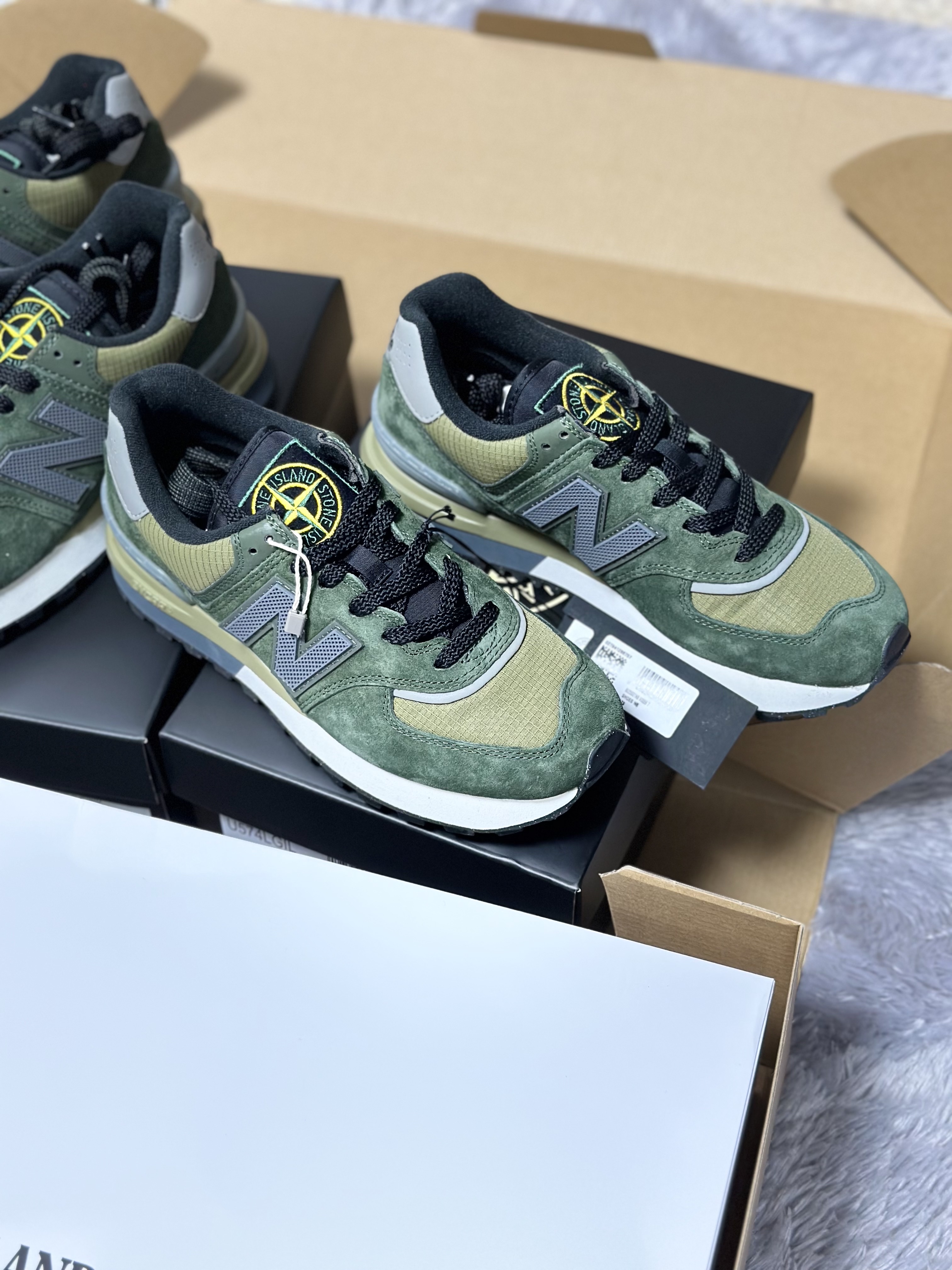 New Balance x Stone Island 574 Legacy Dark Green 착용 스타일 - 4