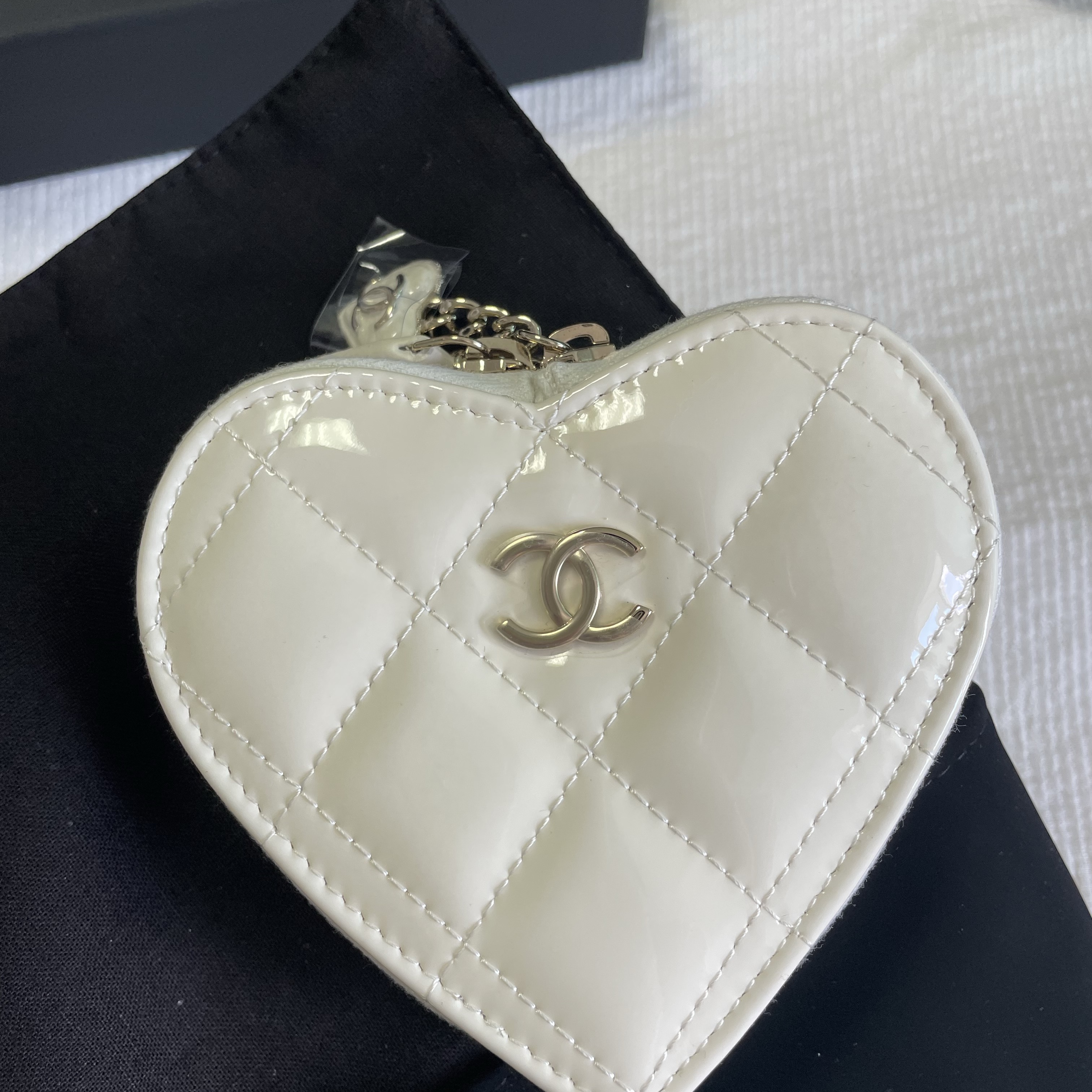 Chanel Zipped Coin Purse Patent Calfskin Resin & Gold White 착용 스타일 - 1