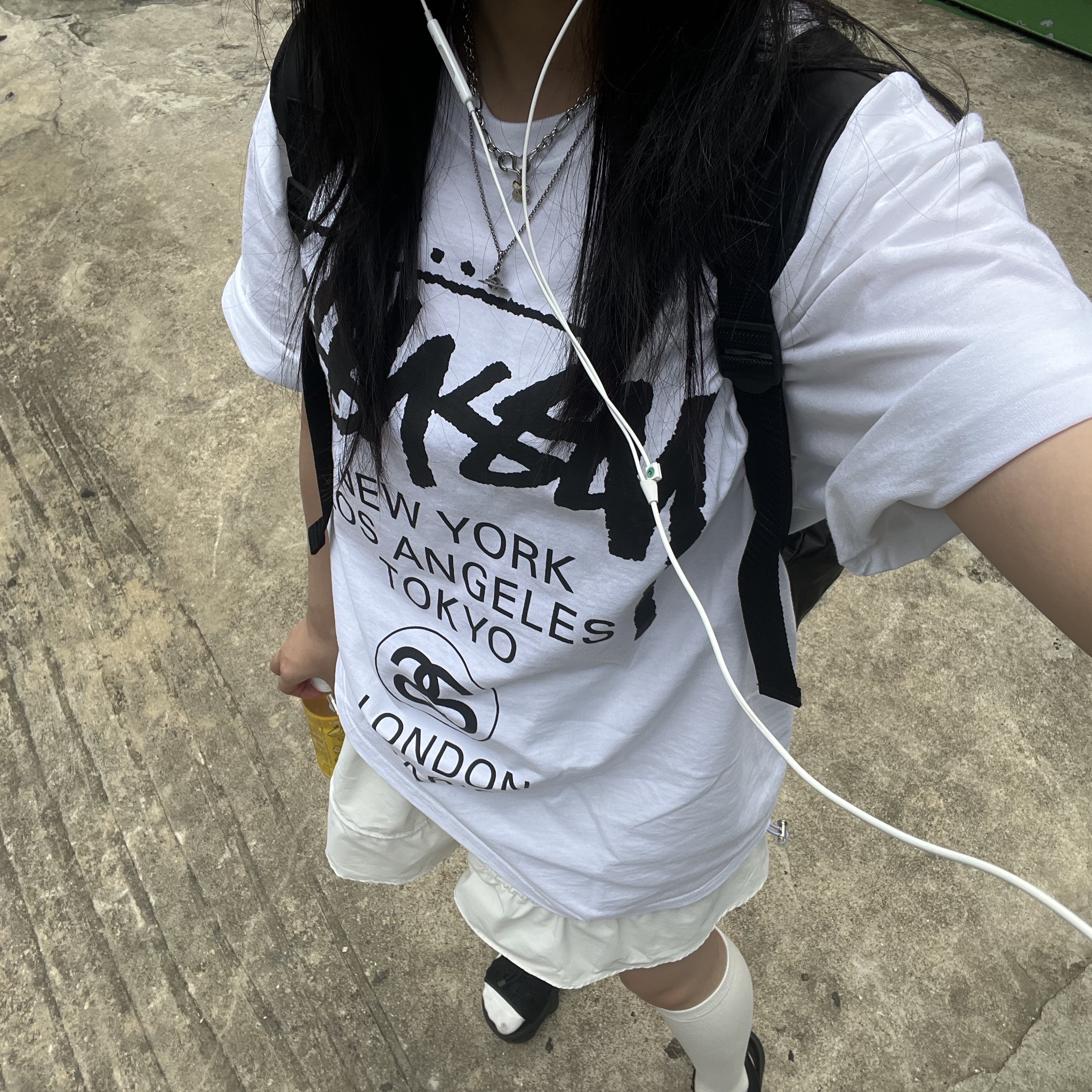 Stussy World Tour T-Shirt White 2023 착용 스타일 - 1