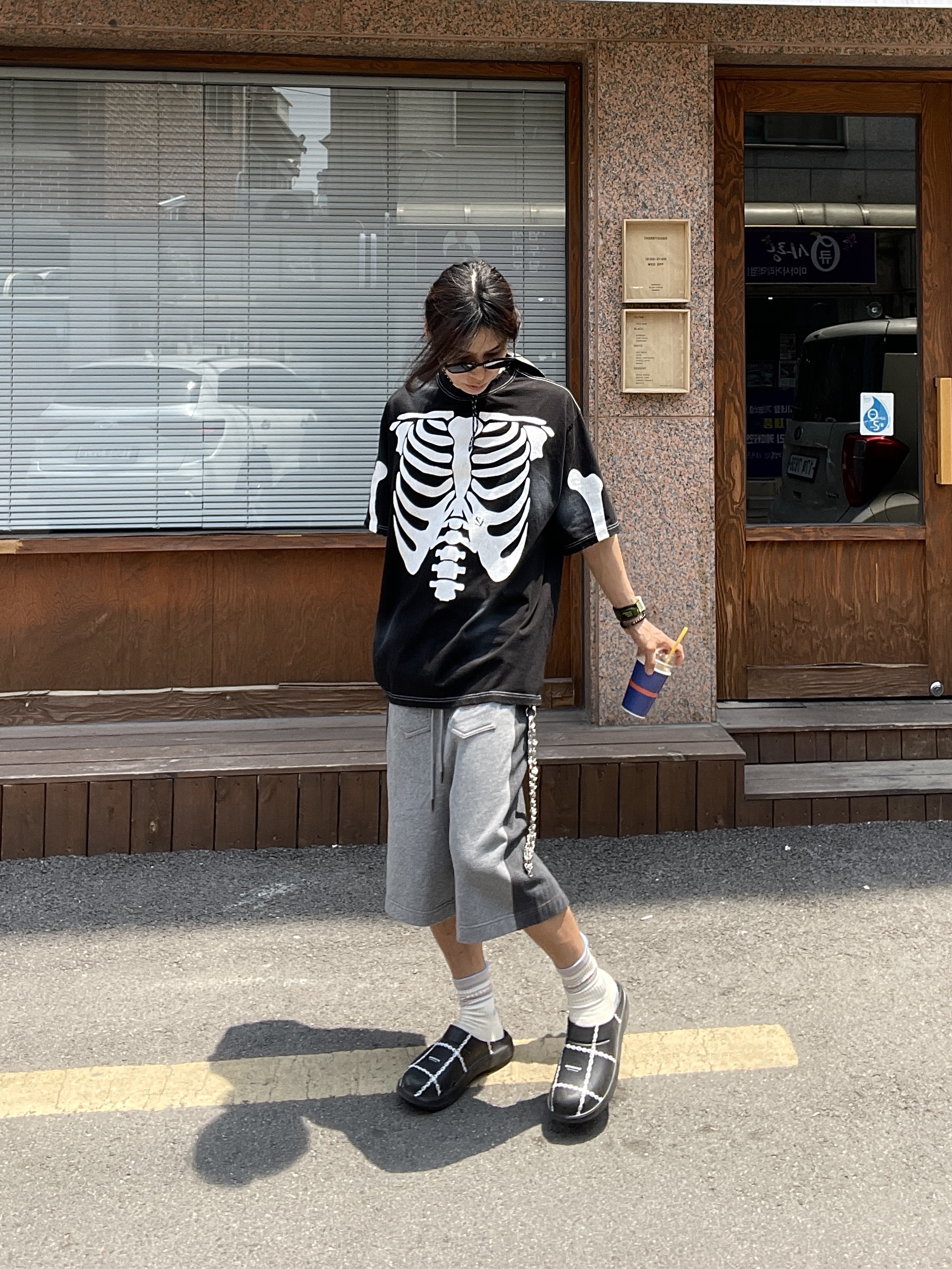 Oofos x Undercover Clog Black 착용 스타일 - 2