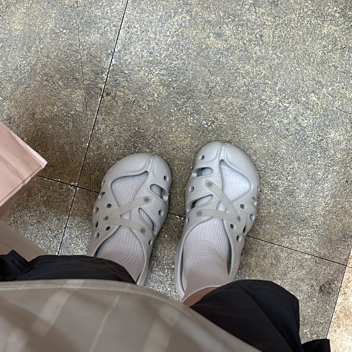 Keen Yogeez Clog Vapor Star White 착용 스타일