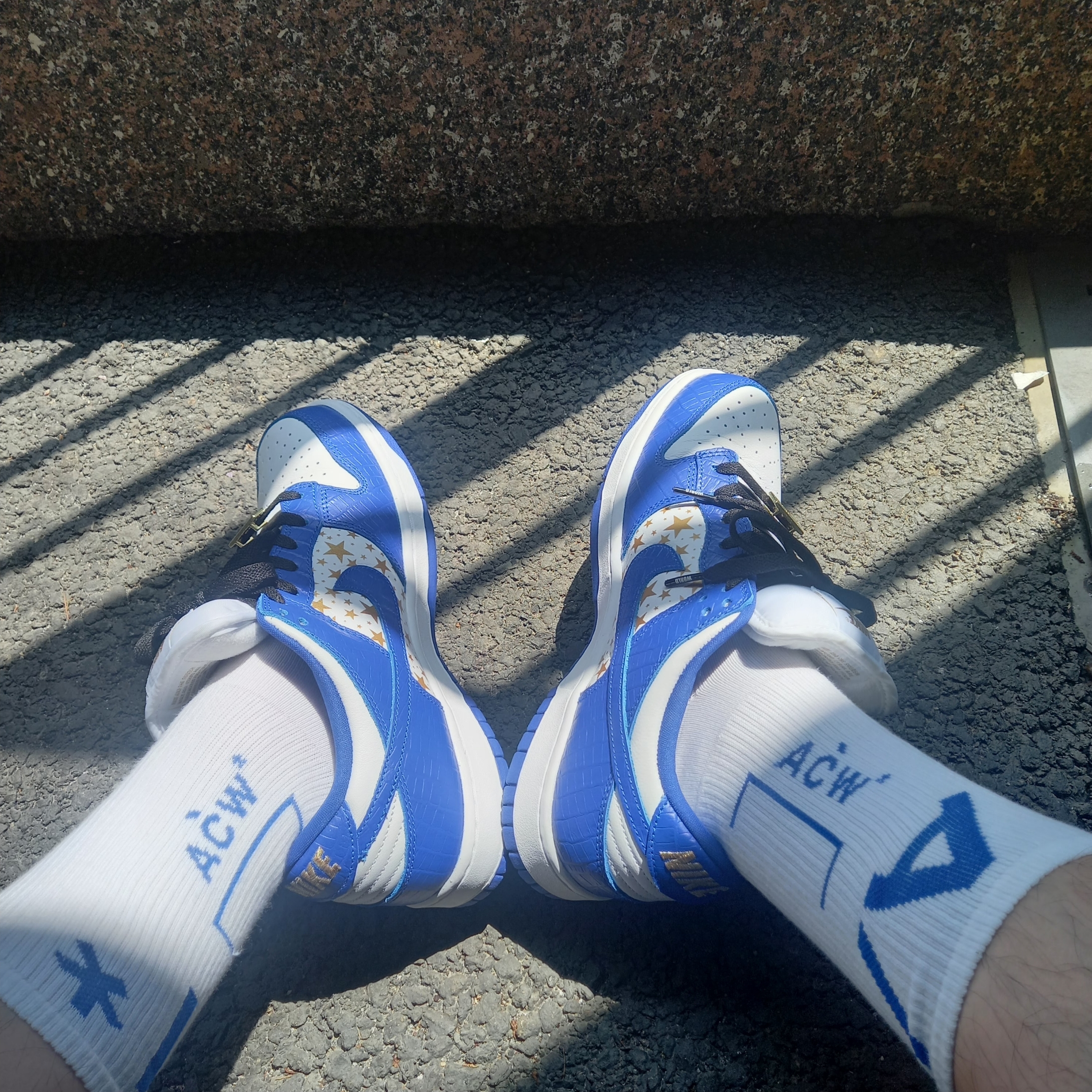 Nike x Supreme SB Dunk Low Hyper Blue 착용 스타일 - 1