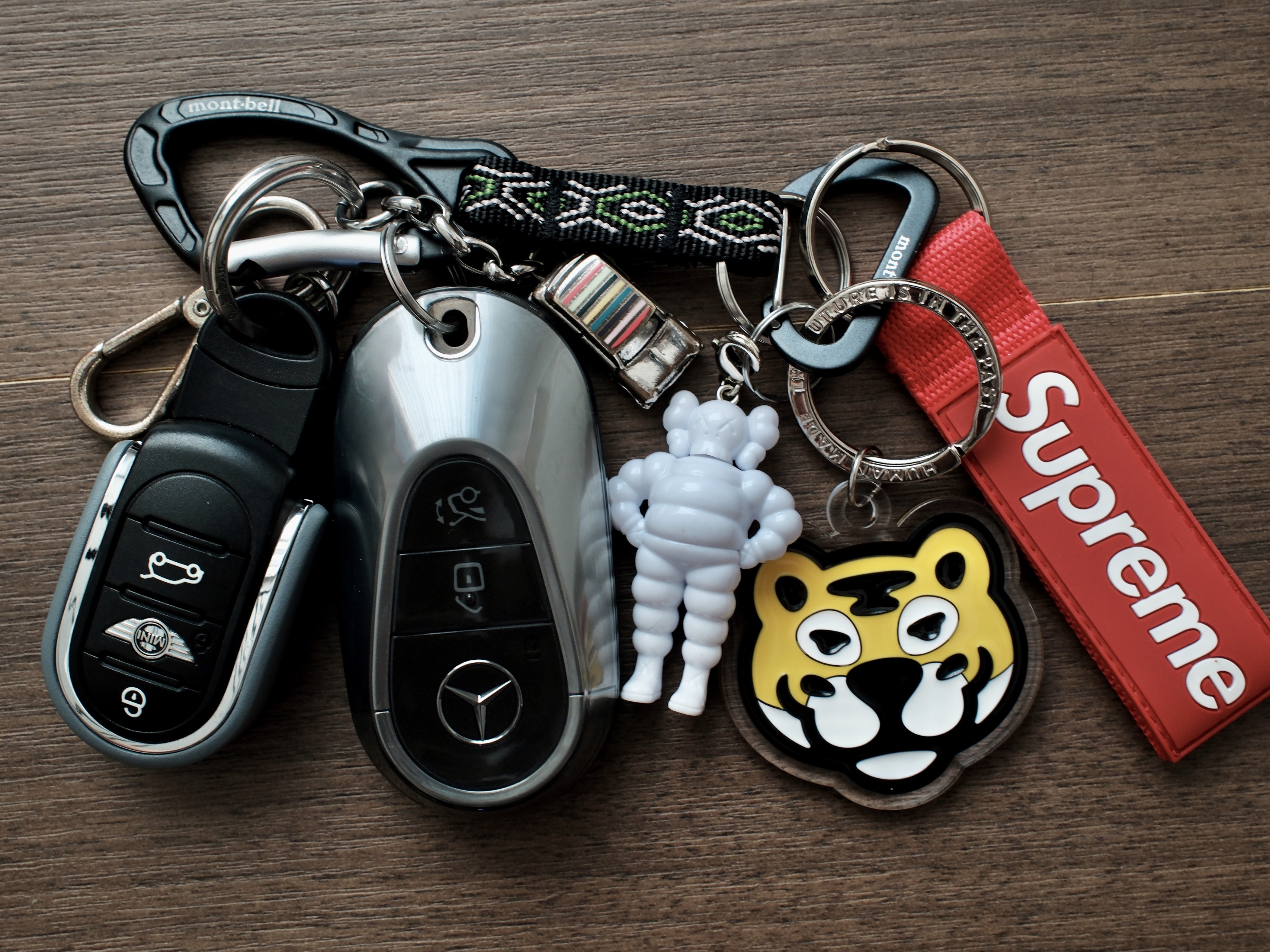 Kaws Tokyo First Chum Keychain White, Supreme Webbing Keychain Red - 23SS 착용 스타일