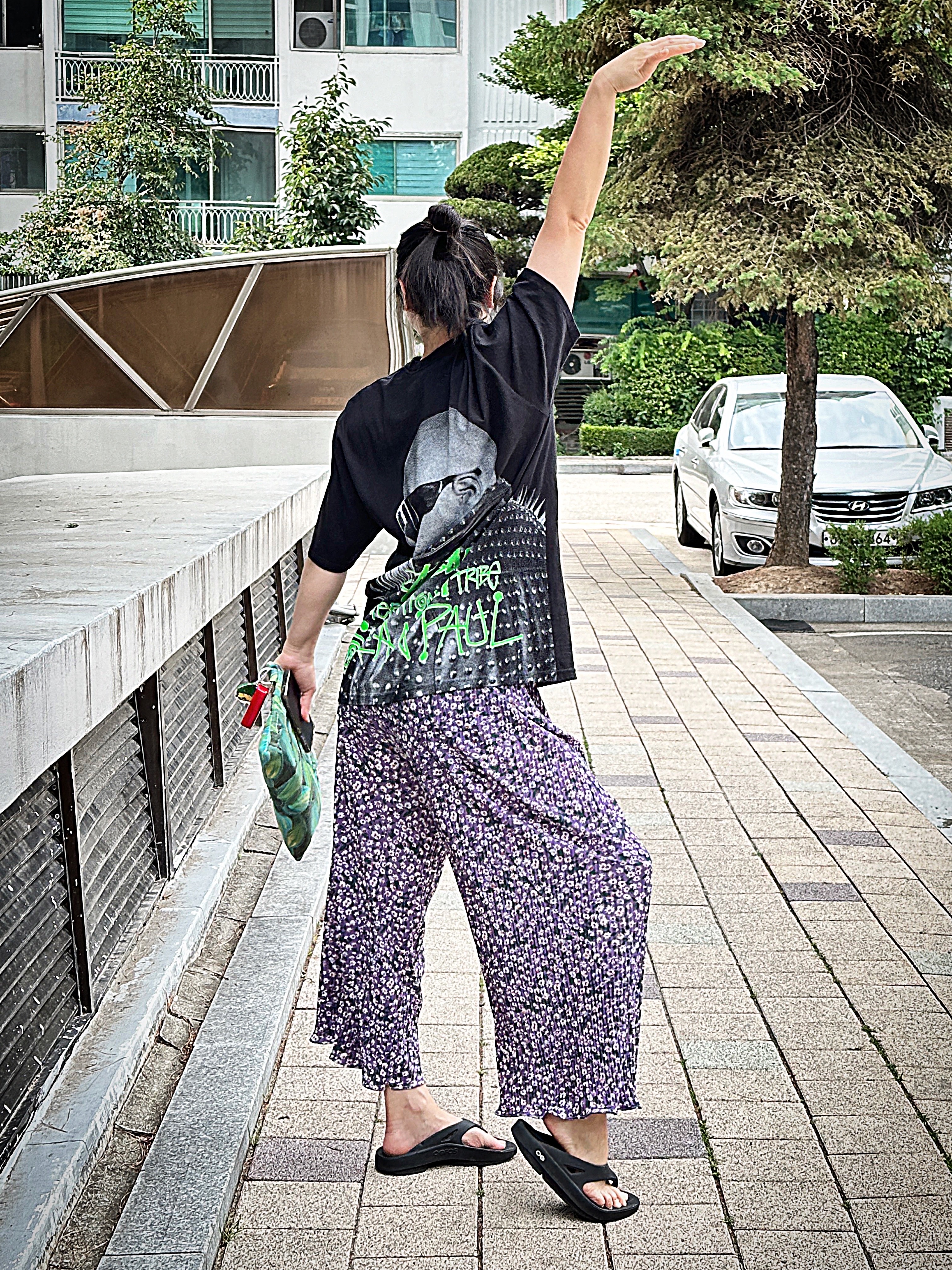 Oofos OOriginal Black, Stussy x Sean Paul T-Shirt Black 착용 스타일