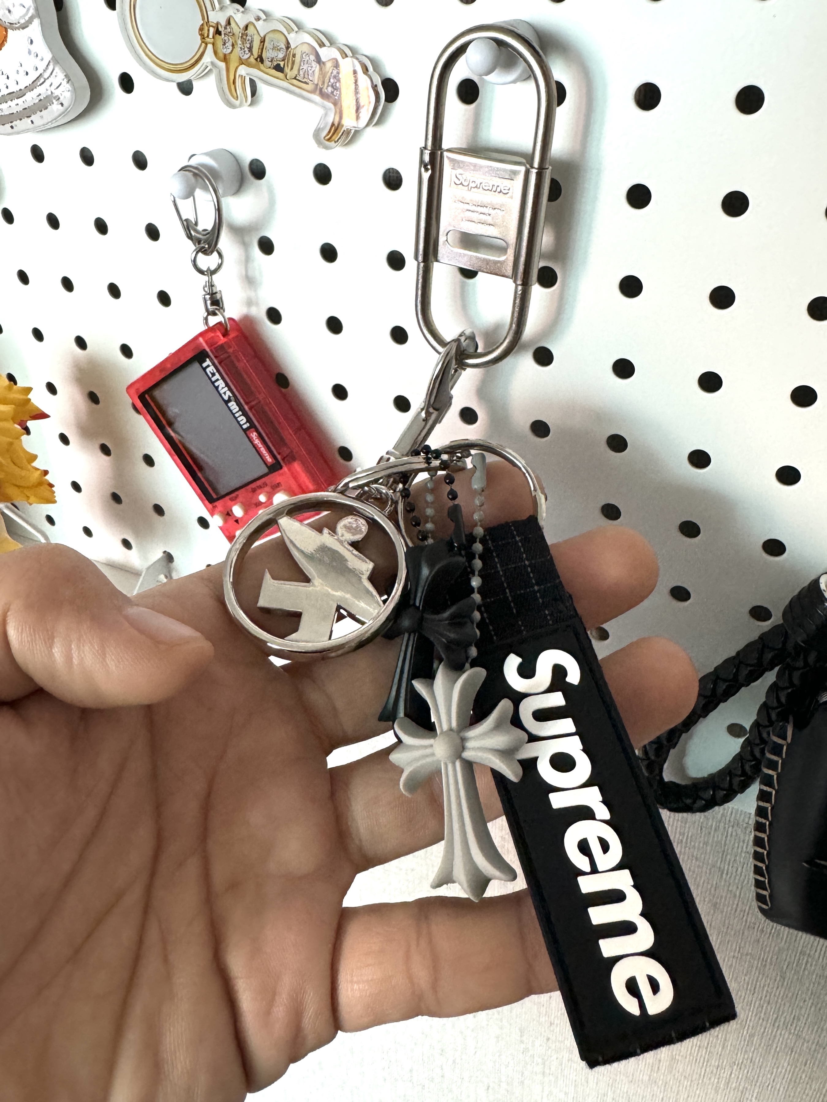 Chrome Hearts Silichrome CH Cross Pendant Black 2022/2023/2025, Chrome Hearts Silichrome CH Cross Pendant Grey 2023 착용 스타일