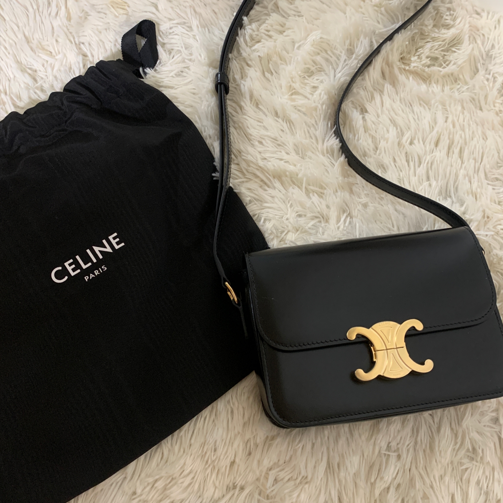 Celine Teen Triomphe Bag in Shiny Calfskin Black 착용 스타일