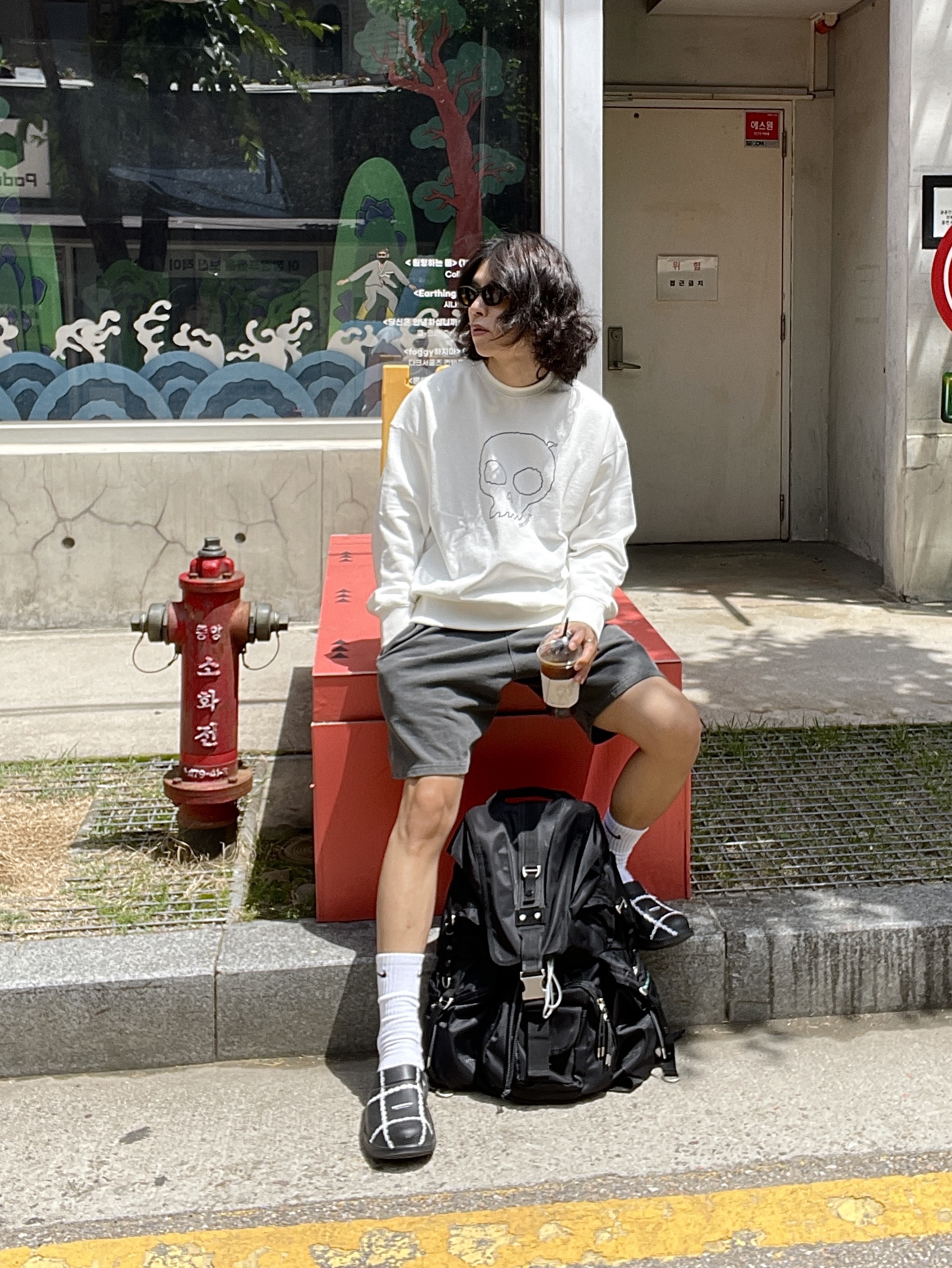 Oofos x Undercover Clog Black 착용 스타일 - 1