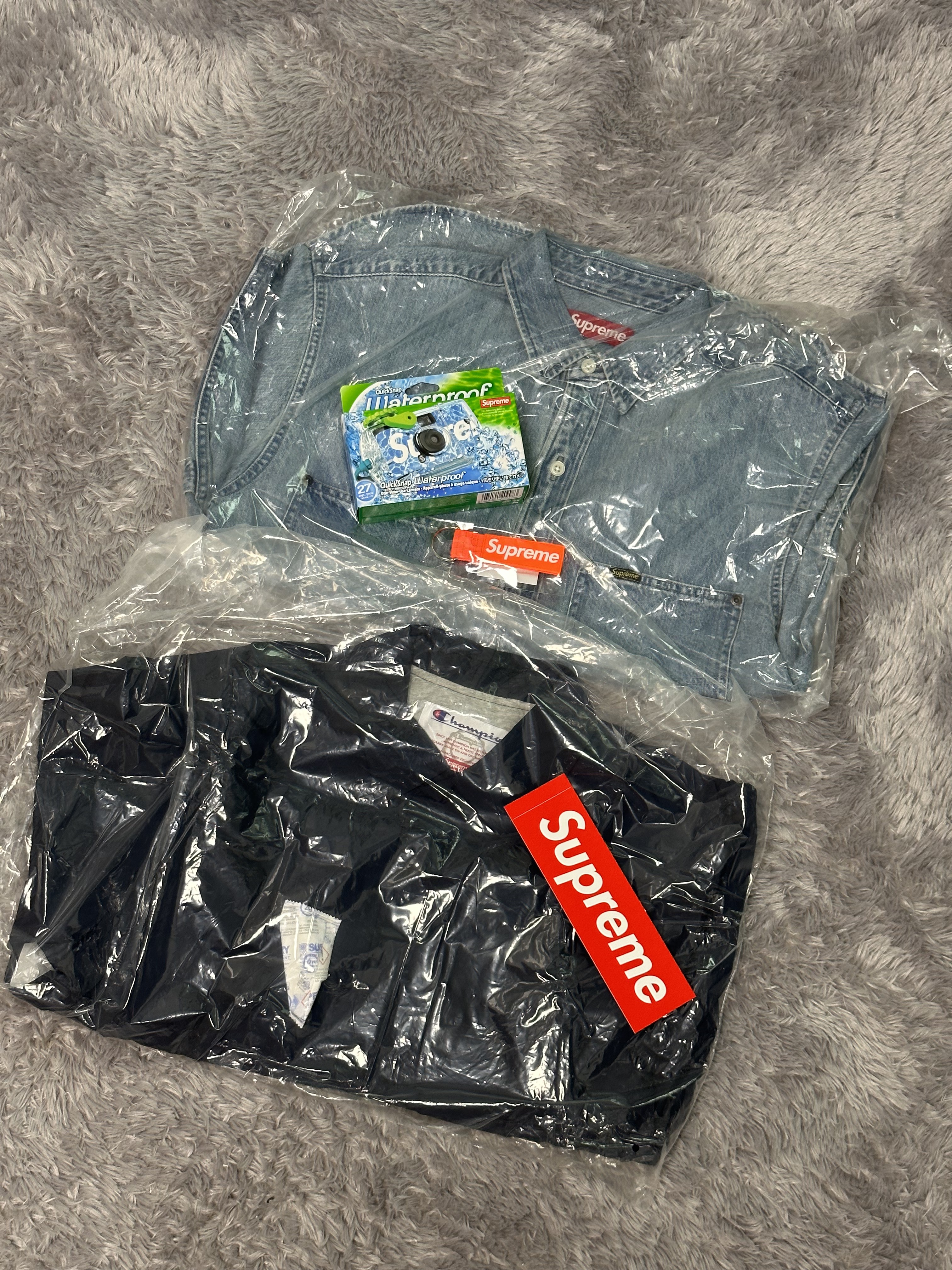Supreme Ripstop Keychain Orange - 24SS, Supreme x Champion Coaches Jacket Navy - 24SS 착용 스타일