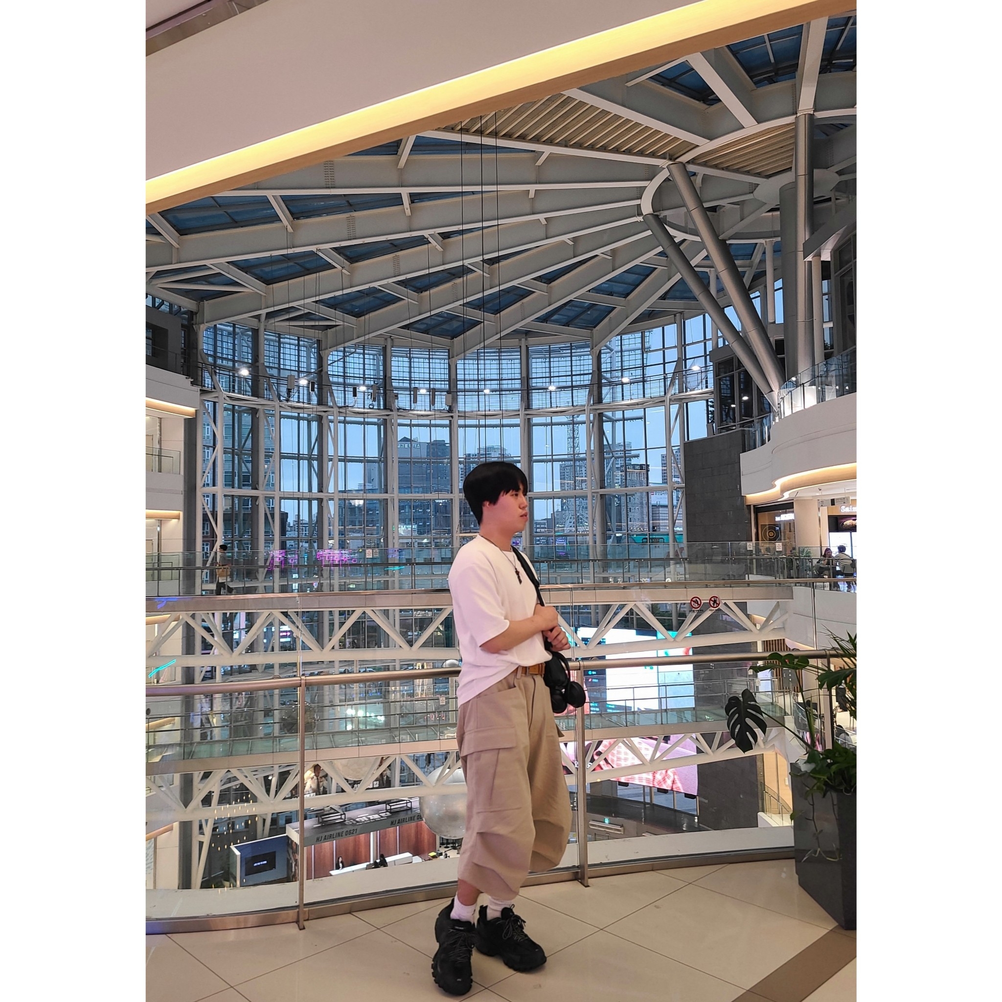 Nonnod Side Cargo Shorts Beige, Balenciaga Track Sneakers Triple Black 착용 스타일 - 2