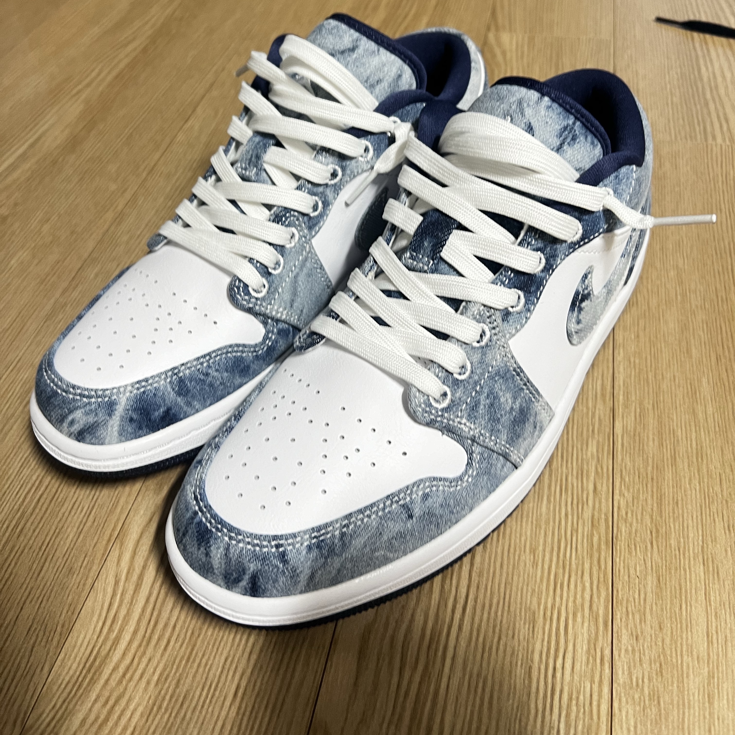 Jordan 1 Low SE Washed Denim 착용 스타일 - 1