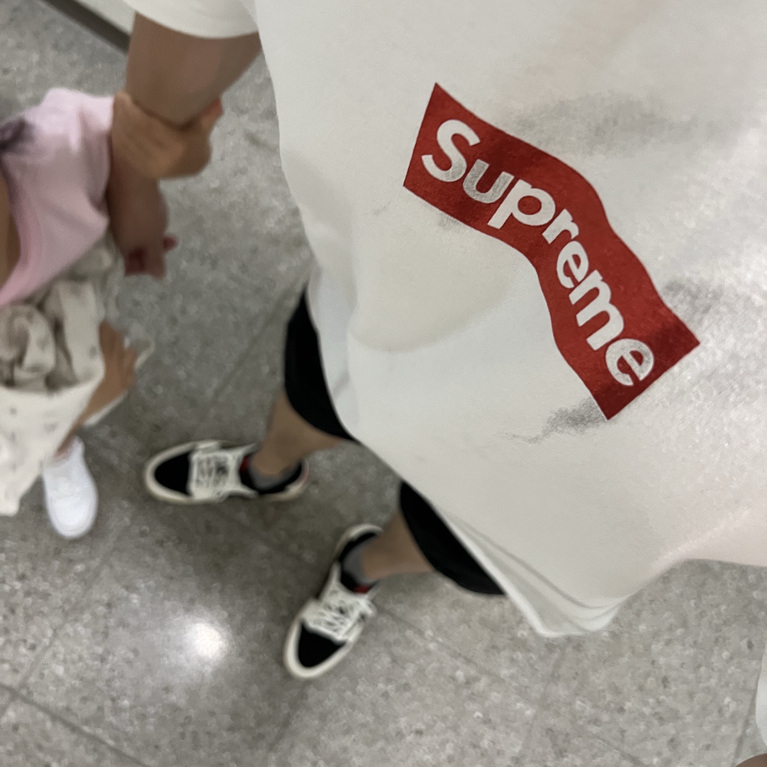 Supreme x MM6 Maison Margiela Box Logo T-Shirt White - 24SS, (W) Jordan 1 x Travis Scott Retro Low OG SP Medium Olive 착용 스타일 - 2