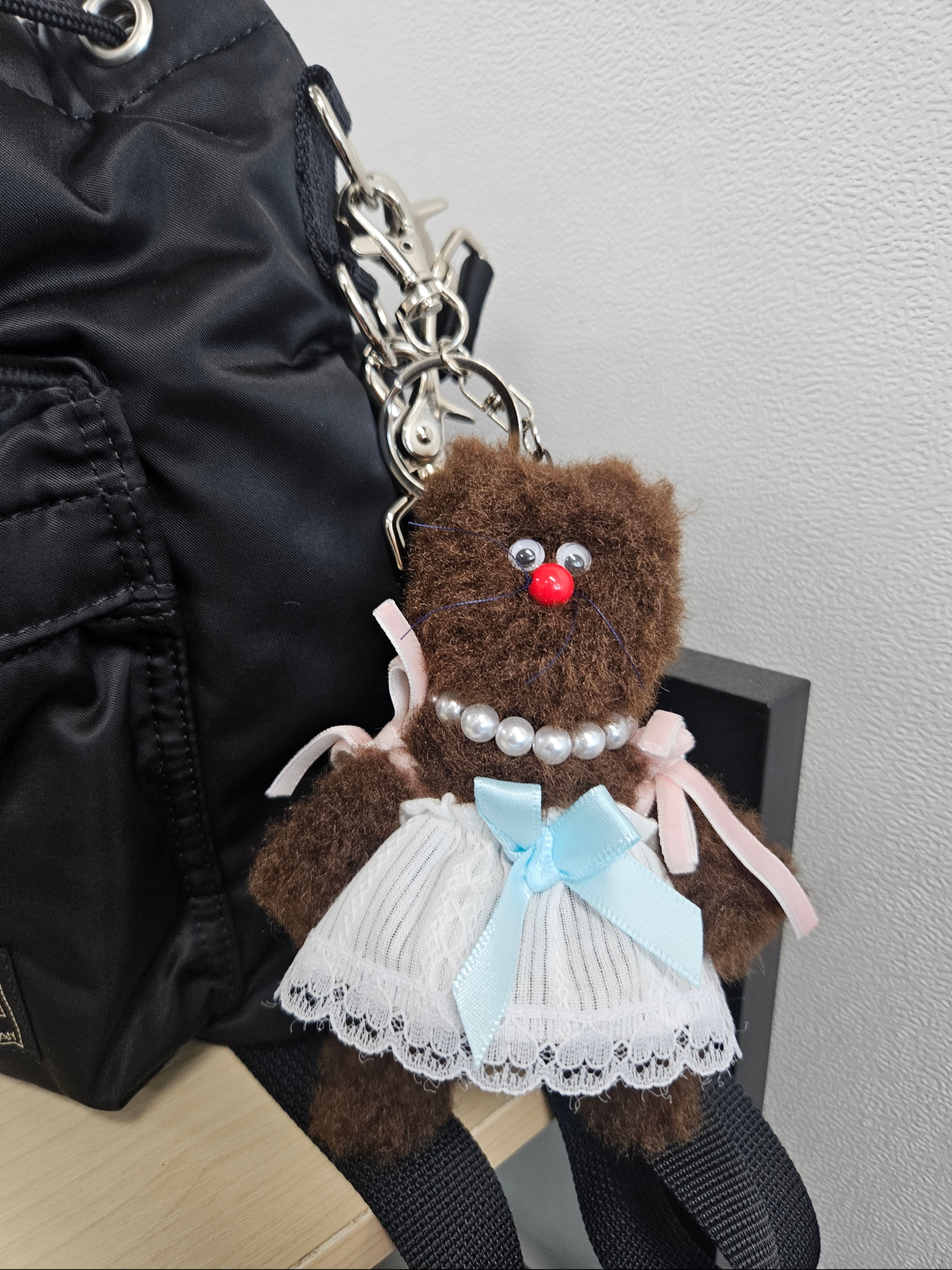 Monamhee Bred Keyring with Pink Pants Brown, Porter Balloonsac Black 착용 스타일 - 2