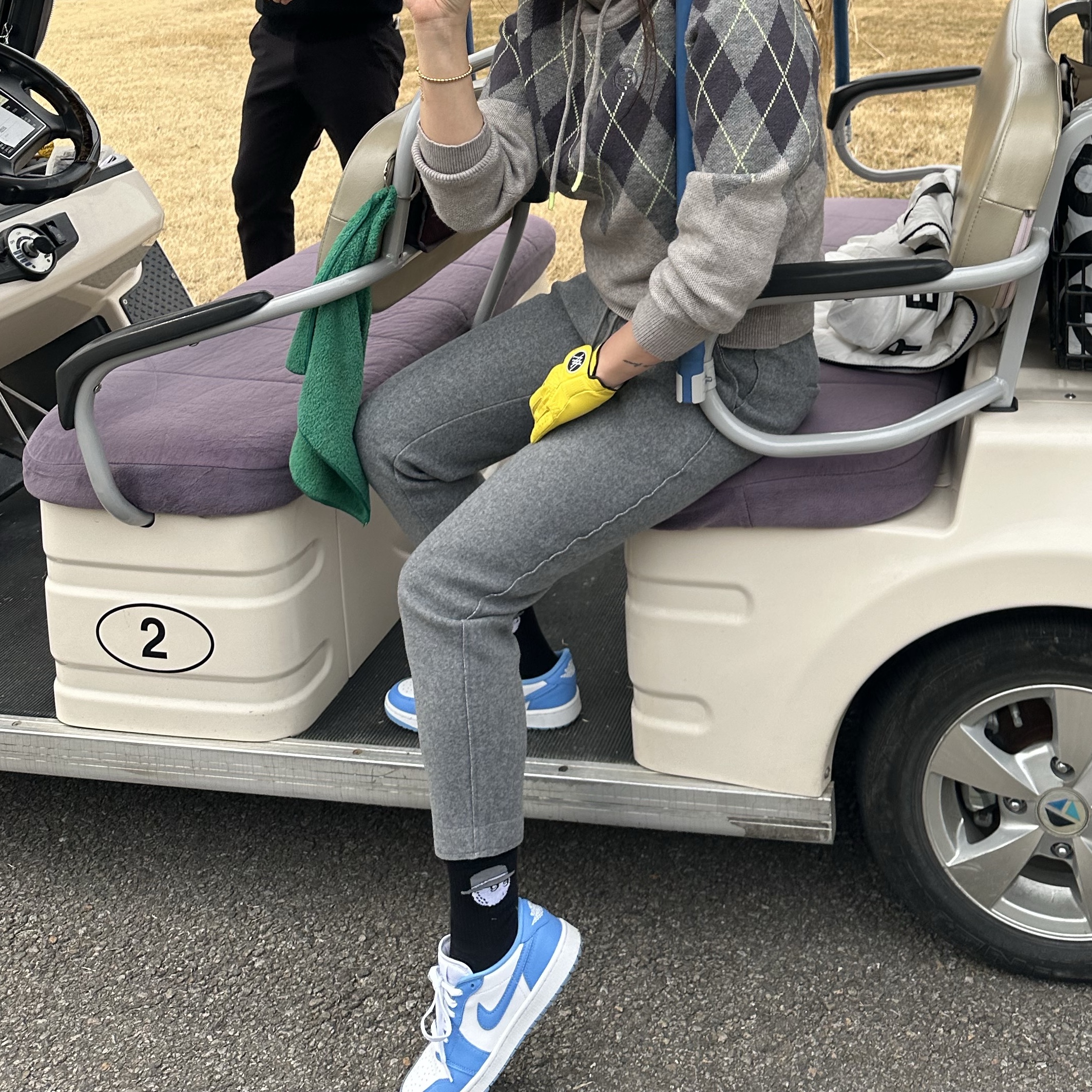 Jordan 1 Low Golf White and University Blue 착용 스타일