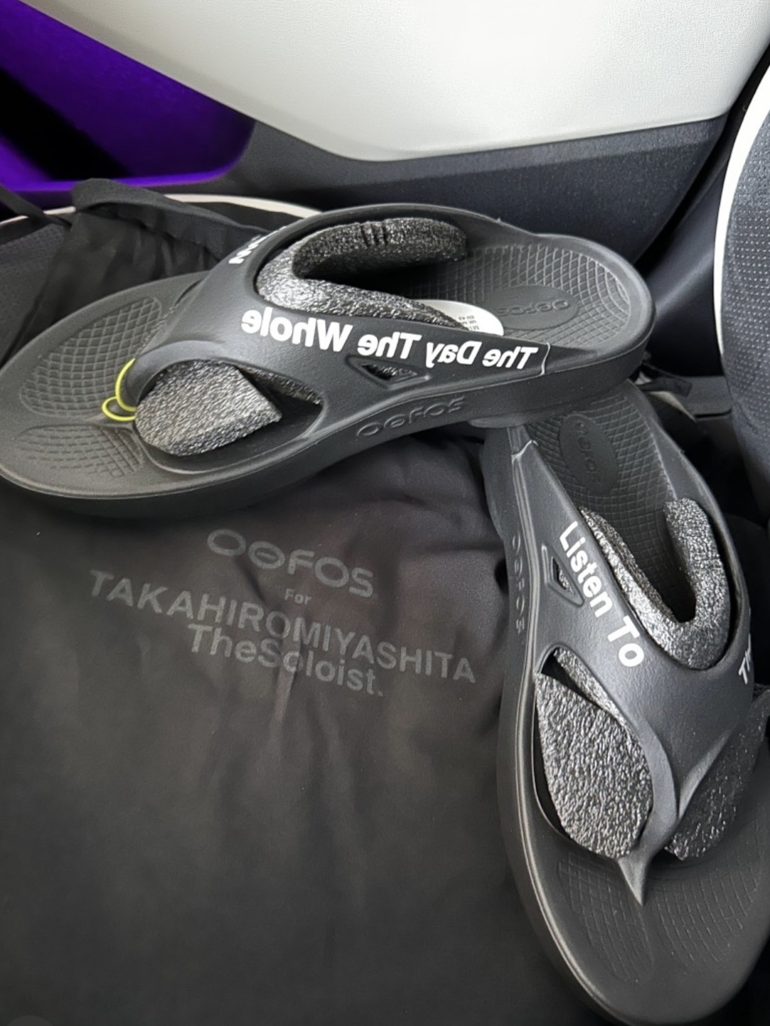 Oofos x Takahiromiyashita The Soloist The Day The Whole World Went Away Flip-Flop Black 착용 스타일