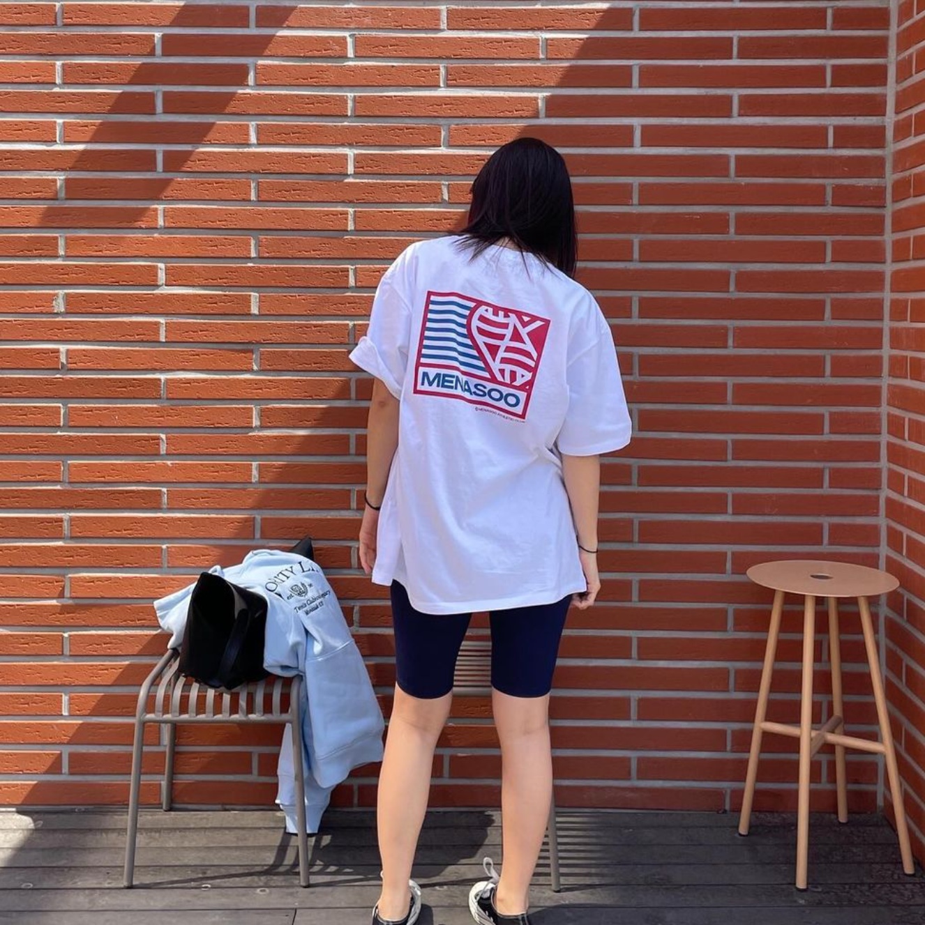 Menasoo Small Hearttrack Overfit Tee Black Edition, Menasoo Small Hearttrack Overfit Tee SkyBlue 착용 스타일